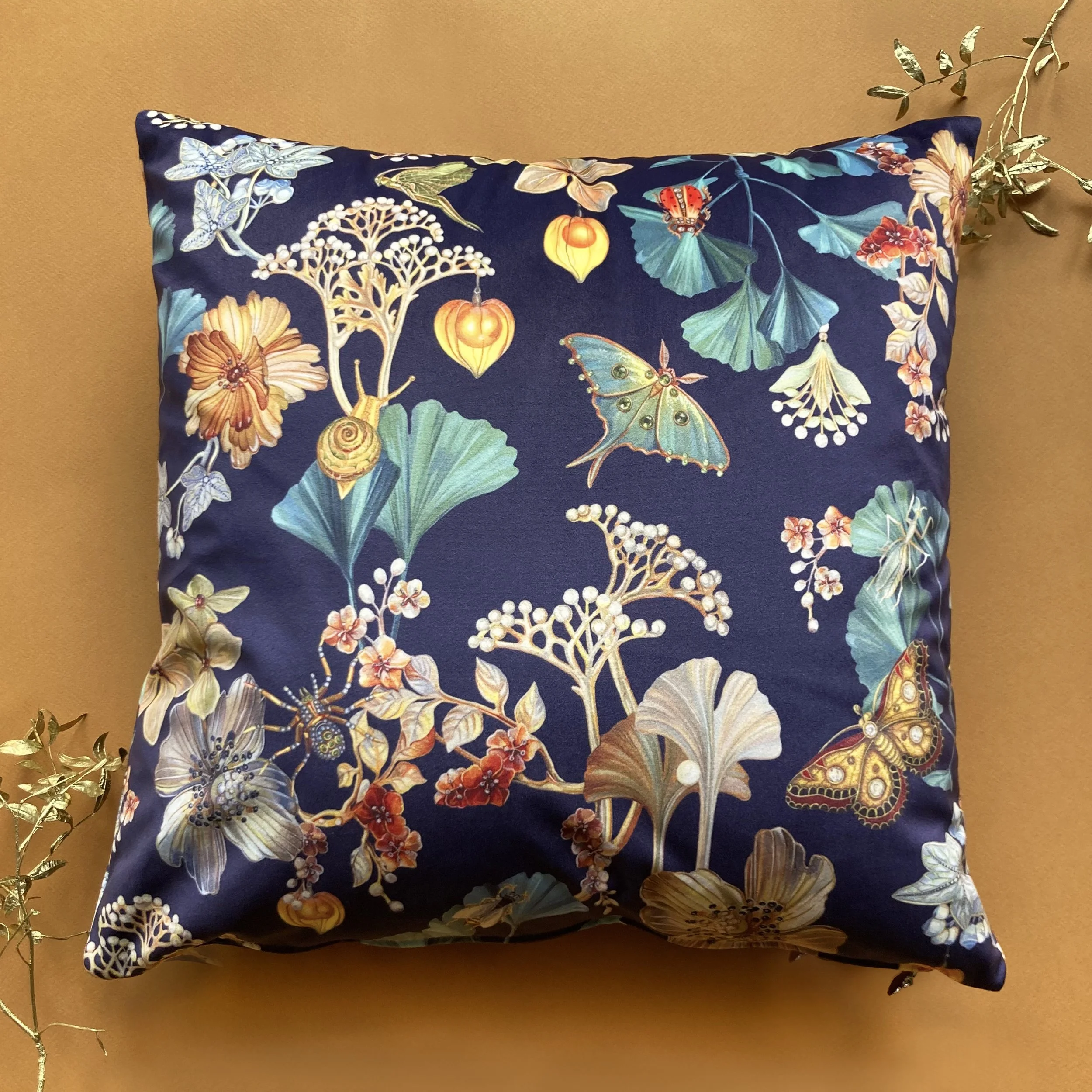 Libbi_King_cushion 2.jpg
