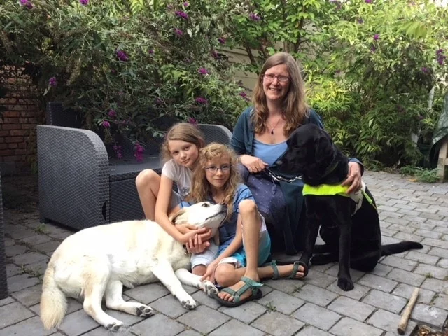 Annelies wil graag haar kindjes naar school brengen Annelies is een mama van 37 en woont in Sint Niklaas. Ze is blind, dus haar twee kindjes naar school brengen is niet evident. Ik help Annelies haar kindjes naar school te brengen!