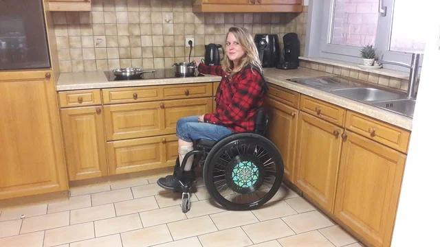 Lien wil graag koken Lien is een jonge vrouw van 27 uit Ardooie. Door een spierziekte zit ze in een rolstoel en is werken in de keuken moeilijk. Ik help Lien met koken!