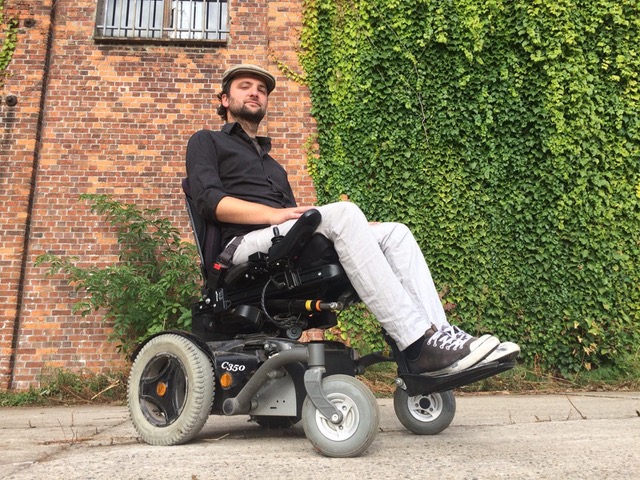   Cor wil graag fietsen   Cor is 33 en woont in Gent. Cor gaat graag met de fiets naar het werk, de winkel of naar vrienden maar heeft daarbij praktische hulp nodig door zijn spierziekte.   Ik help Cor in de rolstoelfiets!  