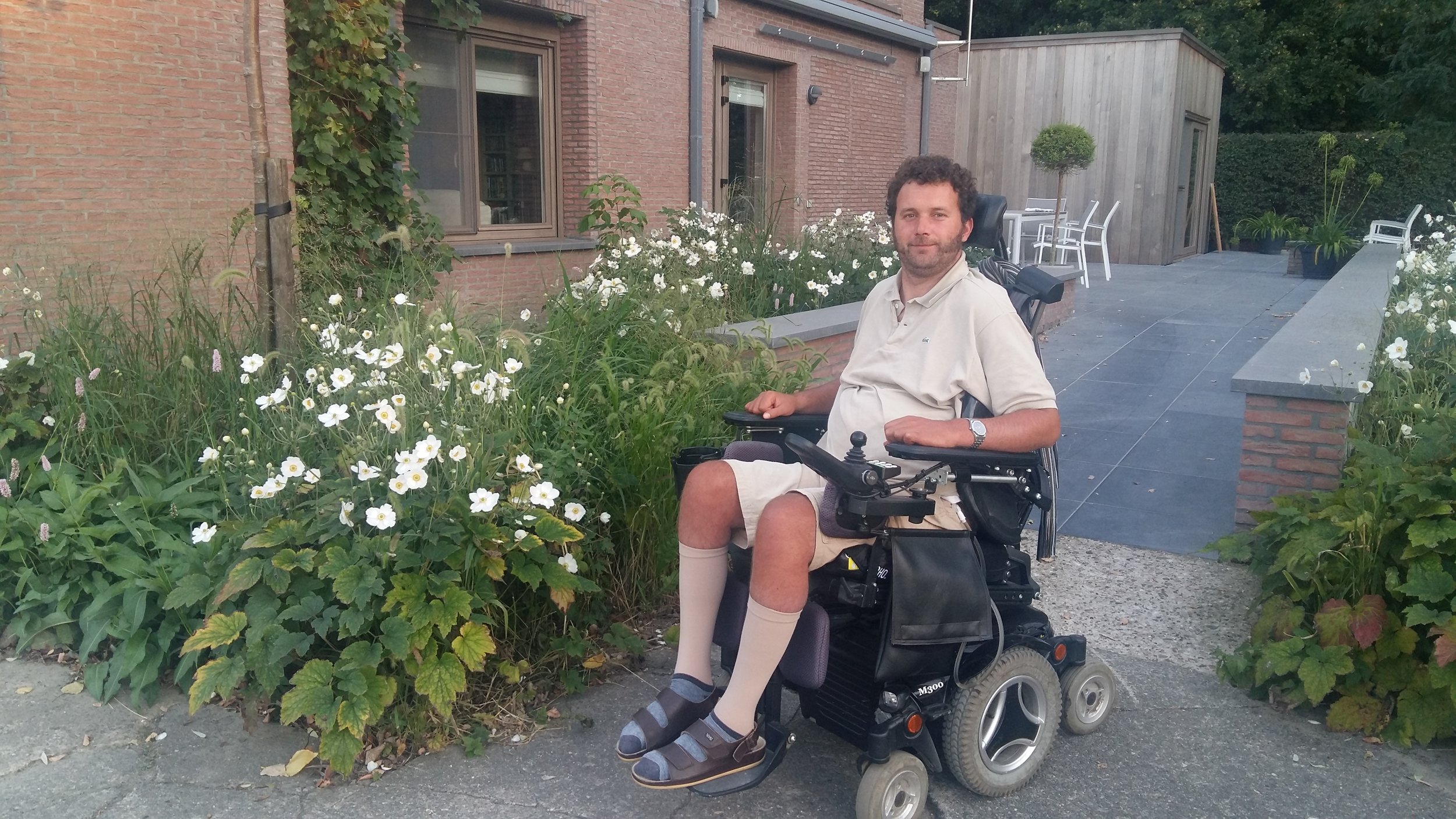   David wil graag op café met vrienden   David is 38 en woont in Hamme. Hij zit in een elektrische rolstoel toen ongeluk hem trof tijdens de storm op Pukkelpop. Daardoor kan hij moeilijk op in zijn eentje naar zijn stamcafé.   Ik ga met David op café