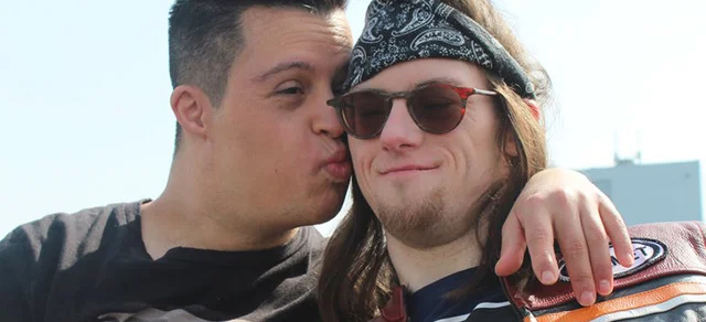 Remco wil graag dansen Remco (rechts) is 28 en heeft het syndroom van Down. Hij is een echte danser maar heeft vervoer nodig naar de dansles. Ik ga met Remco naar de dansles!