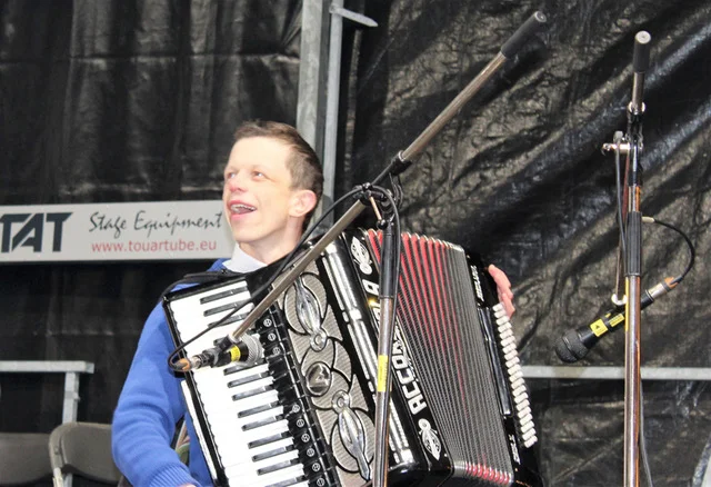 Bart wil graag repeteren Bart uit Aartselaar is 31 en heeft het Williams-beuren syndroom. Hij speelt graag accordeon maar geraakt alleen niet op de repetitie van zijn band. Ik ga met Bart naar de repetitie!