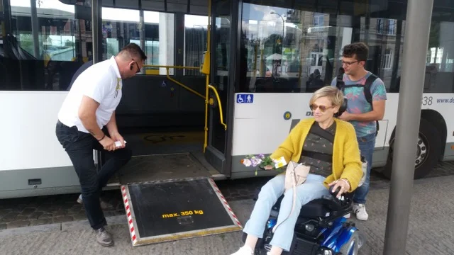 Naomi wil graag op stap in Antwerpen Naomi is 41 en zit in een elektrische rolstoel. Ze houdt ervan door Antwerpen te reizen maar alleen lukt dat niet. Ik help Naomi door Antwerpen!