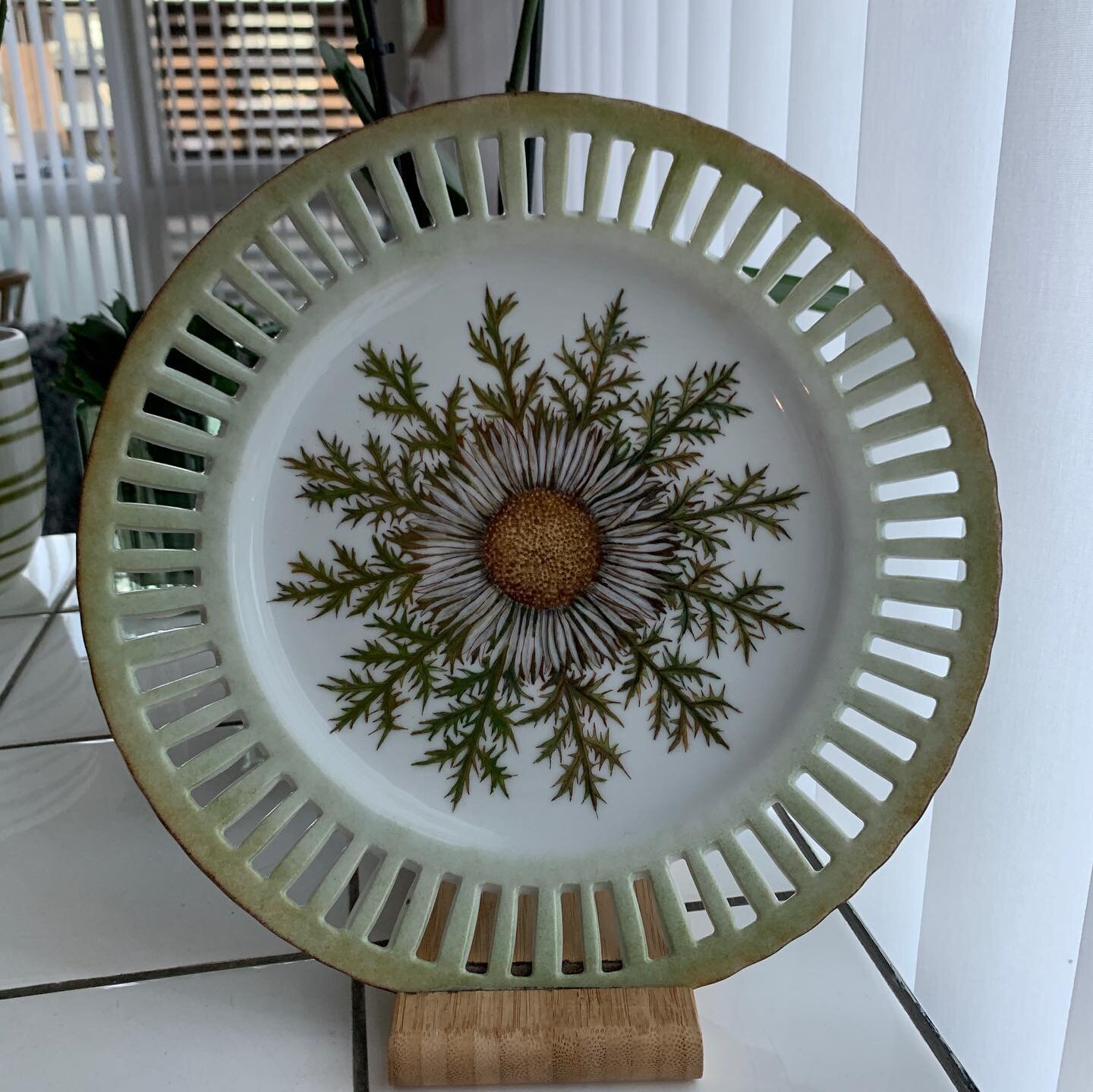 For Sale - Carlina Silver Thistle hand painted vintage decorative Danish plate  with pierced edge 

Beautifully decorated plate with a really interesting shape and detailing. 
Signed on the back by an amateur artist, and dated to 1983.

&pound;37 inc