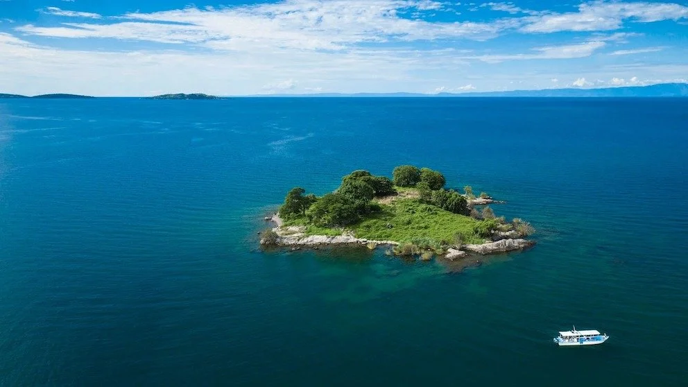 Nkondwe Island with boat on north.jpg