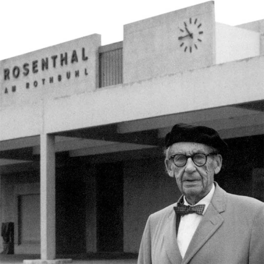 Walter Gropius foran Rosenthal Porzellans nye fabrik i Erkersreuth i 1967. 