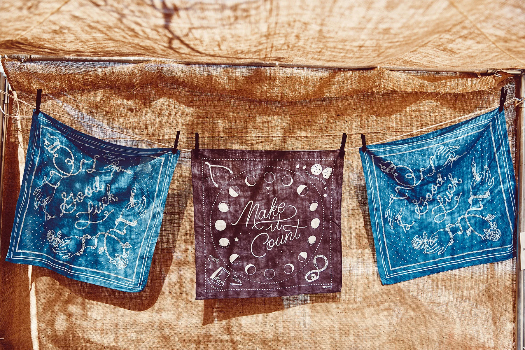 L'artista Blake Walker condivide le sue avventure tramite l'arte della serigrafia.