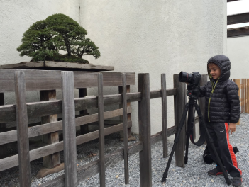 Voss now frequently brings his children along on his Museum visits. Voss’ son looks through the view finder.