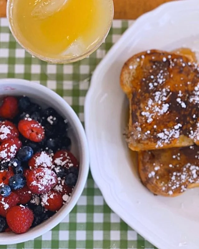 I&rsquo;ve only had french toast like twice in my life and now I want it all the time.  #foodie #breakfastinbed #brunchathome #sundaymornings #chillvibes #blogger #morningroutines #selfcarematters #quarantinelife #frenchtoast #palmsprings #takecareof
