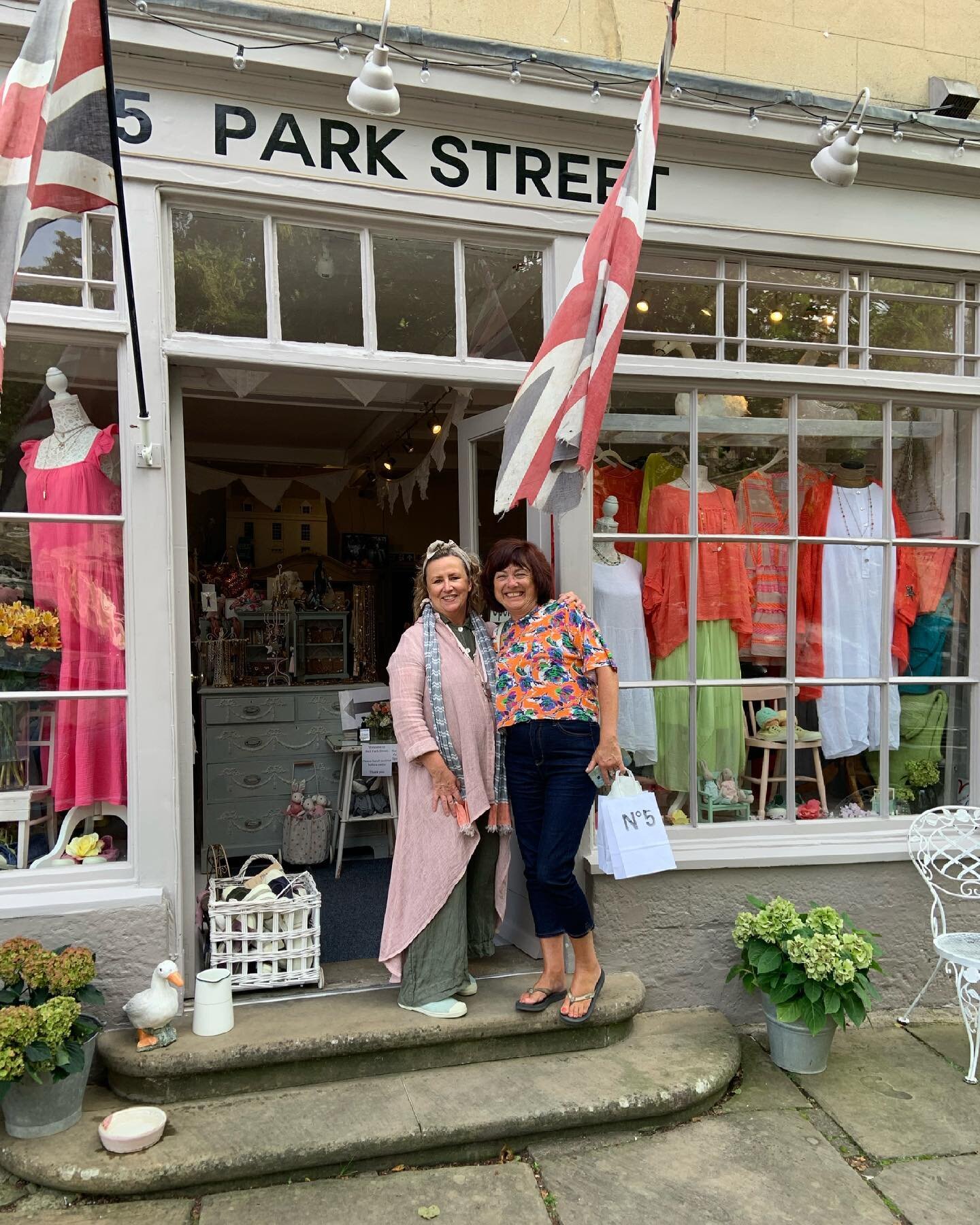 Such a lovely surprise! Seeing a very dear friend from youth club days , great to see you Julie &hellip;.BettyBoo x 😘👭⭐️. 

#woodstock#summer 
#roadtrip#friends #bettyboo
#blenheimpalace
#ladiesclothingstore 
#linens##jellycats 
#mailegworld #summe