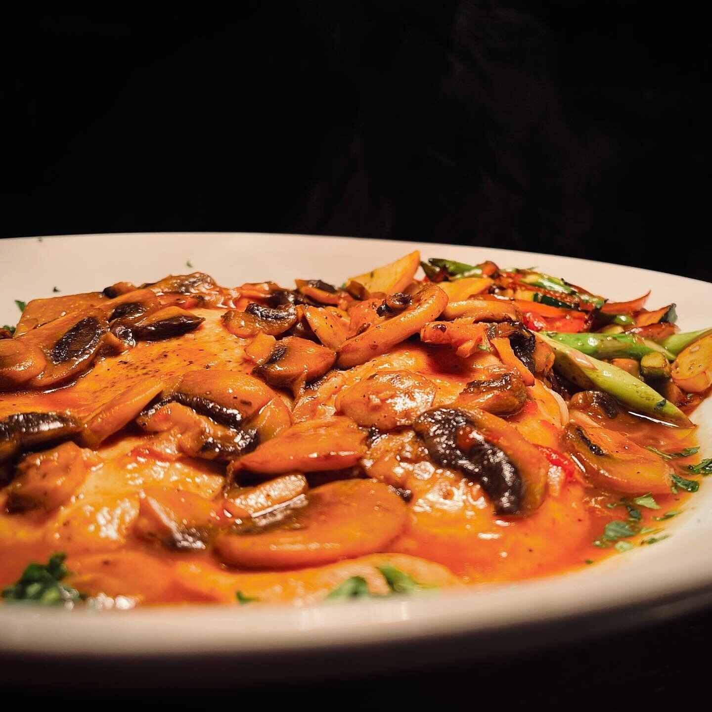 🍄 A fan favorite, Chicken Marsala, is back for a limited time at Savianos Italian Kitchen in #Euless! Indulge in this delicious off menu dish. Don&rsquo;t miss out on savoring this delicacy. Come in and enjoy your Friday night with us! 🍗🍷 Plus, ex