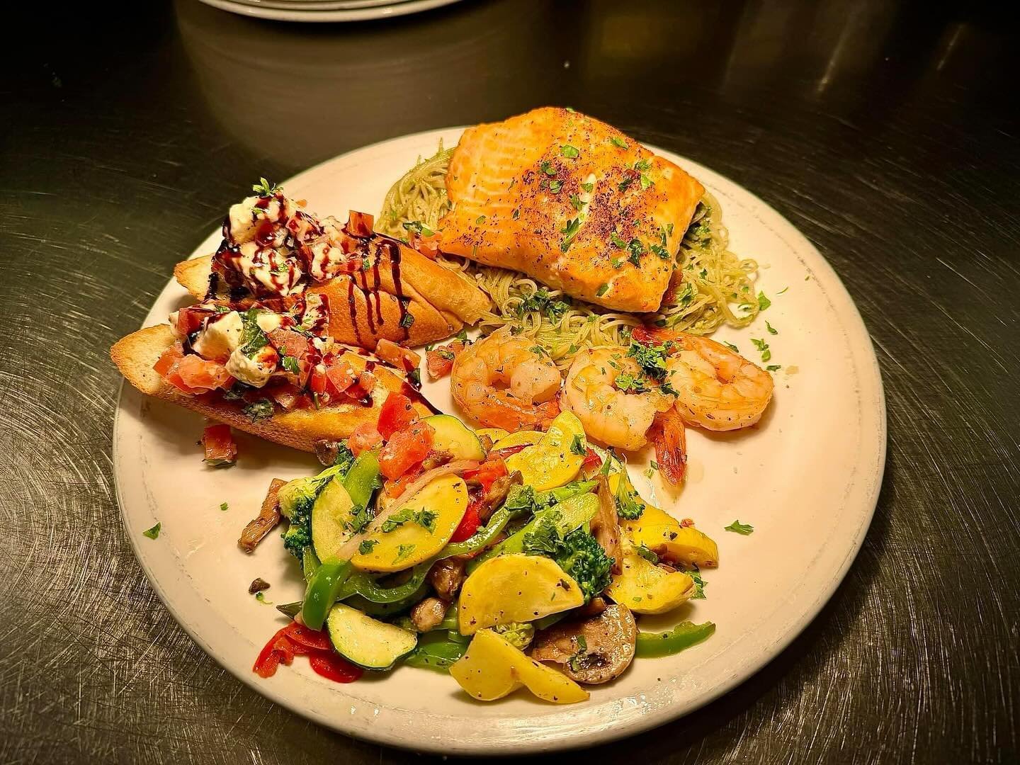 🍽️✨ Hey there! Don&rsquo;t miss out on this weekend&rsquo;s special at Savianos Italian Kitchen: Angel Hair with Pesto topped with Salmon! It&rsquo;s the perfect combo with mozzarella caprese bruschetta, saut&eacute;ed veggies, and shrimp. Treat you