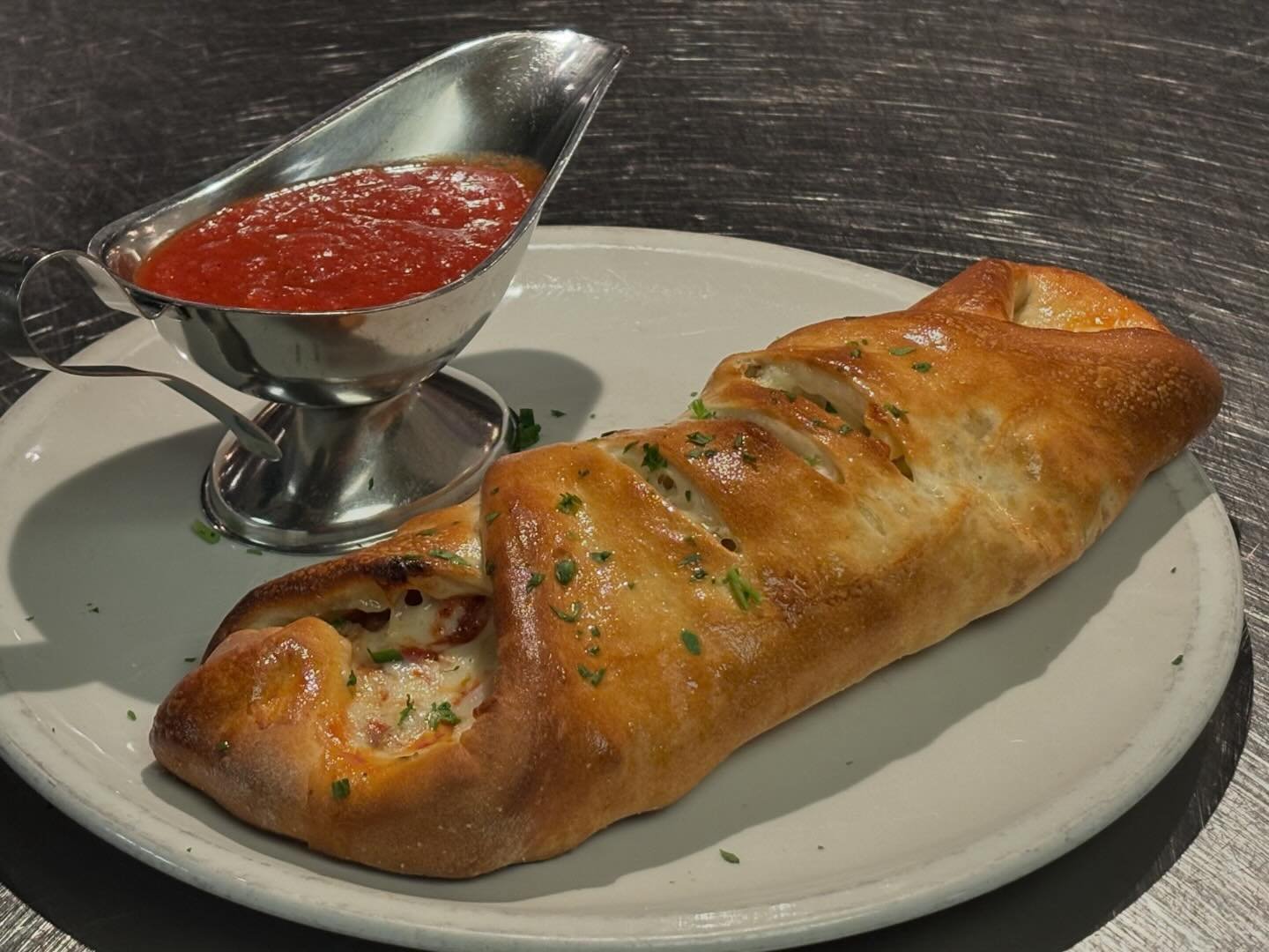 🍴 Buon giorno, amici! Did you know the best-kept secret in the metroplex is the lunch menu at Savianos, featuring Stromboli and calzones? 🕚✨ Starting at 11 o&rsquo;clock from Monday through Friday, join us for a flavorful journey into authentic Ita