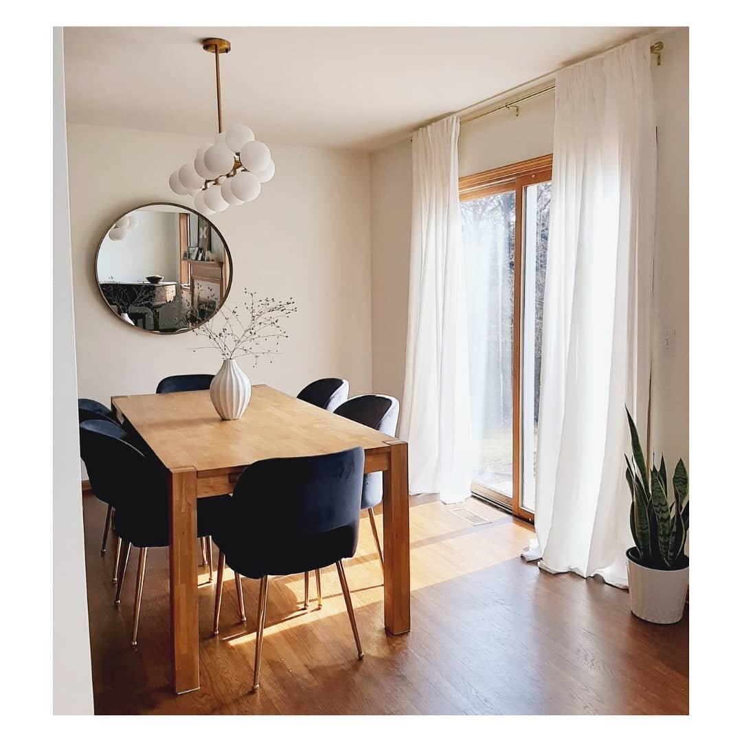 Happy Monday!
.
.
.
#michigan #detroit #diningroom #dinnerideas #diningtable #makeover #chair #mirror #accent #accessories #home #house #familytime #chandelier #sunnyday #sundayvibes #springiscoming #renovation #realestateagent #realestate #homedecor