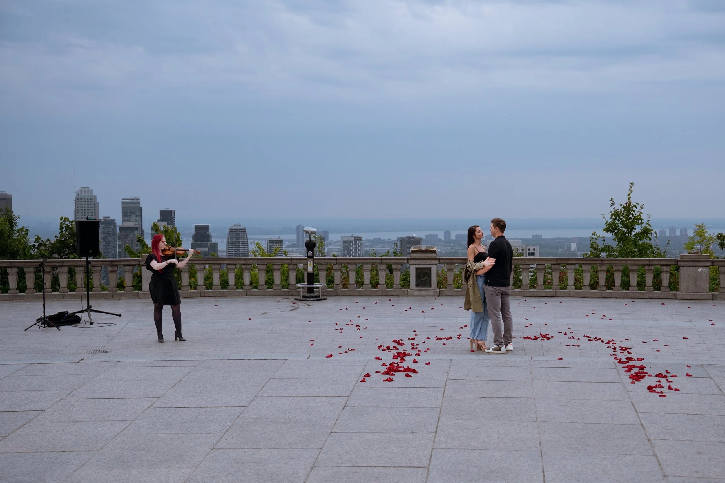 engagement-photographer-montreal-violinist-cityscape-valerie-rosen-photography
