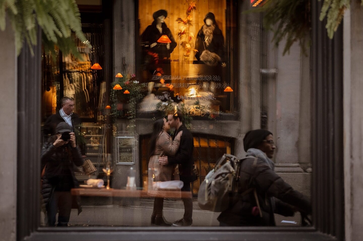 #tbt Reflecting back on this fun Old Montreal Engagement street candid moment. It was a winning team effort. Special thanks to the street extras and fashionable mannequins. Spot the photographer. ✌️

📸: @valerierosenphotography