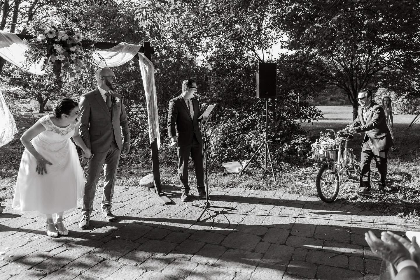 And at the end of this beautiful intimate chalet wedding ceremony, their dear friends/officiants surprised them with a &ldquo;just married&rdquo; tandem bicycle. A blog post about this &ldquo;wedding-done-their-way&rdquo; is in the works! 🖤

📸: @va