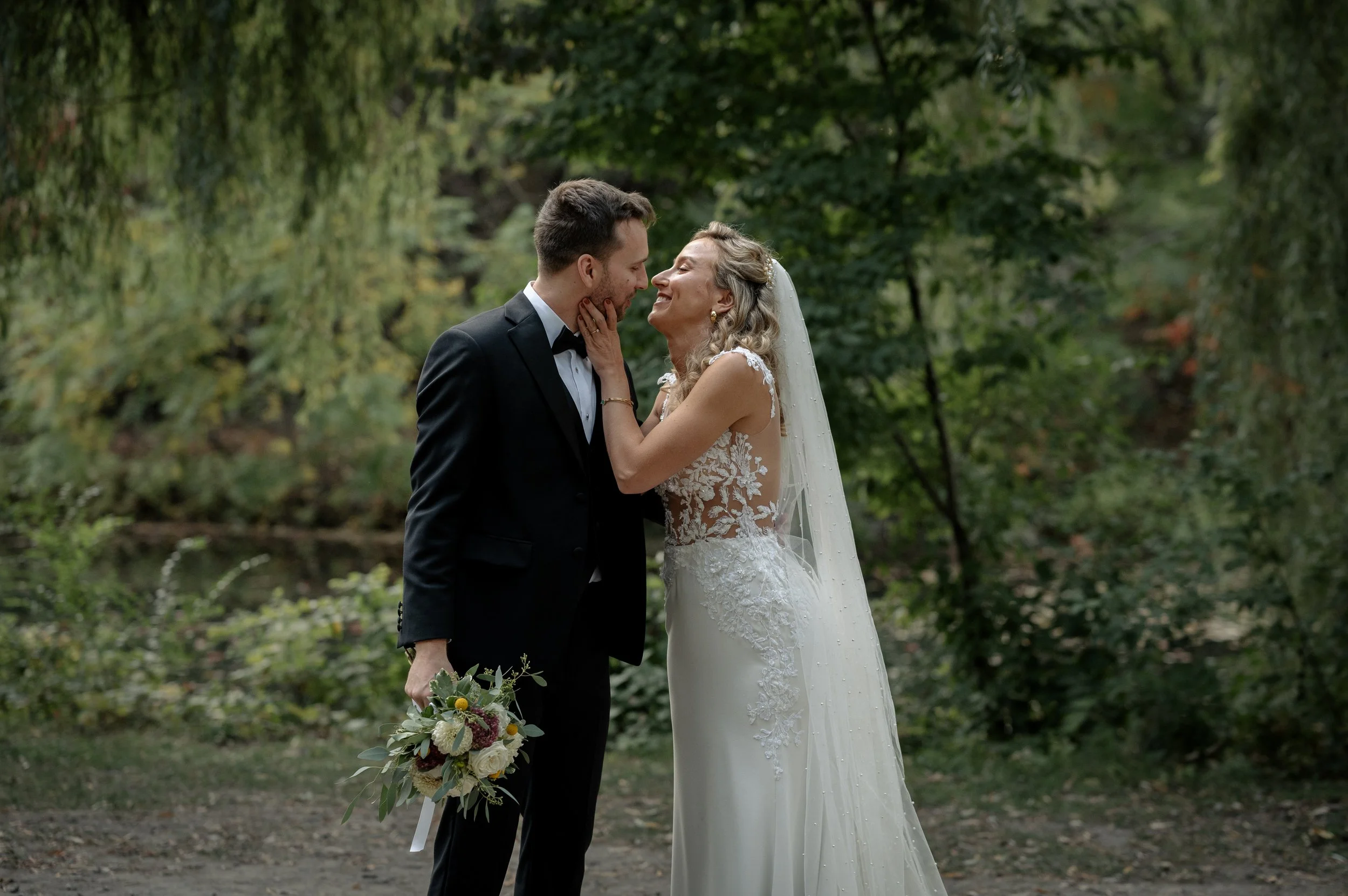 bride-and-groom-portrait-in-nature-montreal-wedding