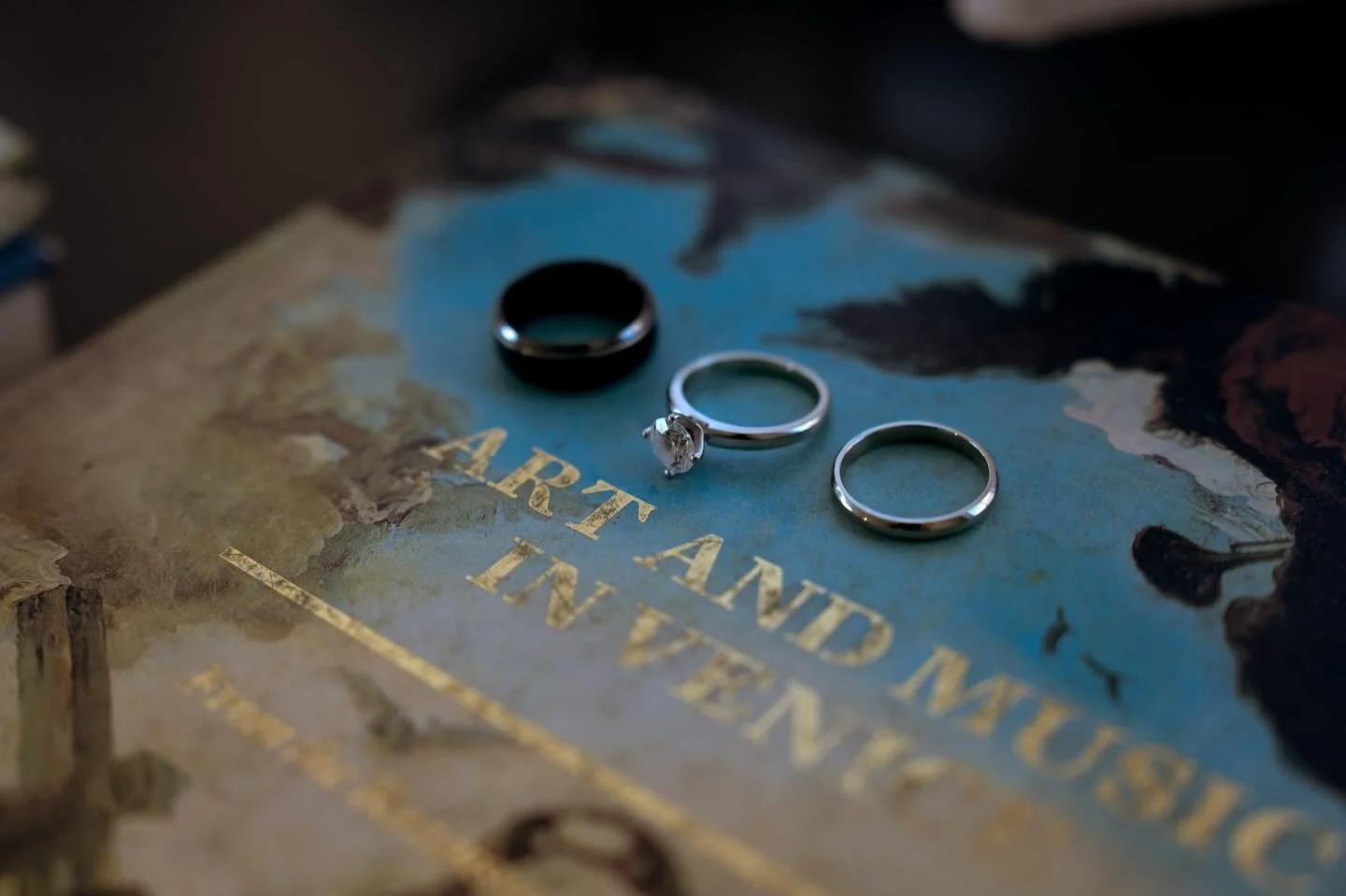 Rings detail shot from Sandra &amp; John last weekend in Montreal. 💍

📸: @valerierosenphotography 

#montrealweddingphotographer
#weddingrings