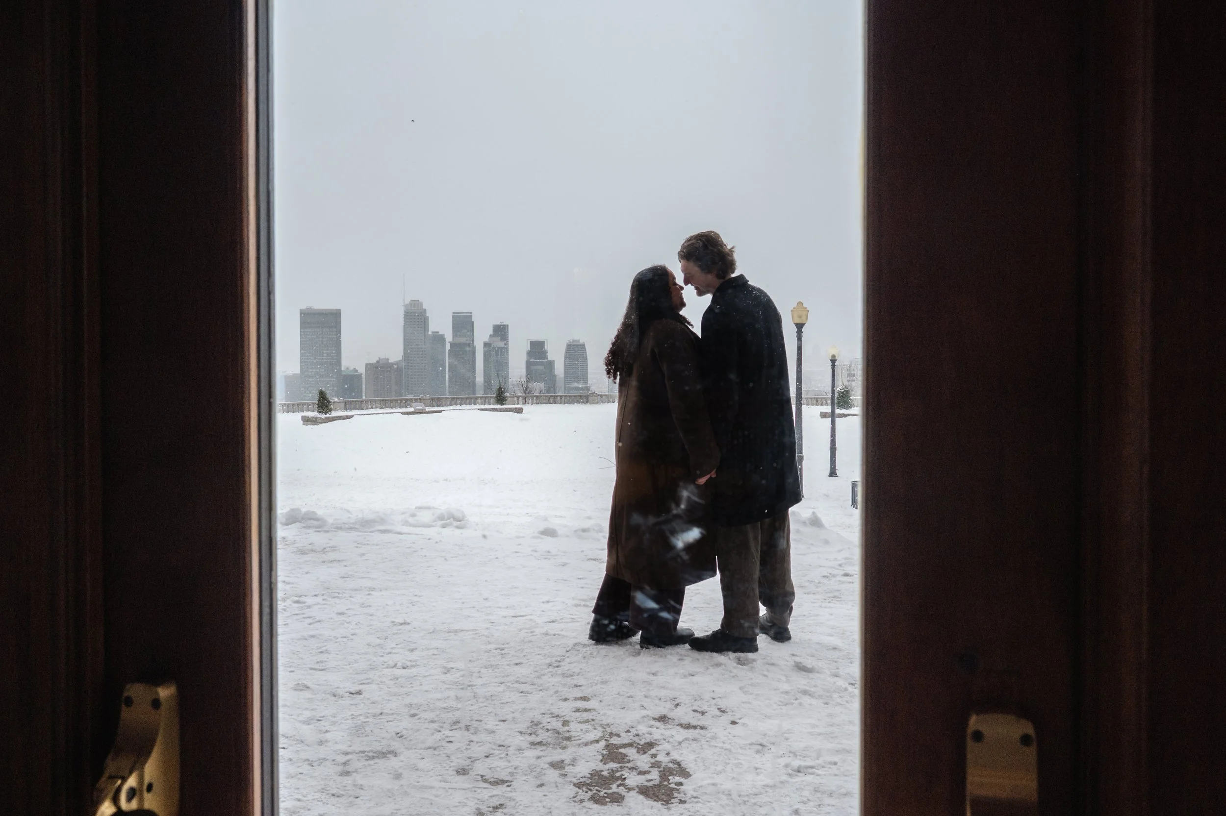 valerie-rosen-photography-surprise-proposal-montreal-kondiaronk-belvedere-winter-engagement