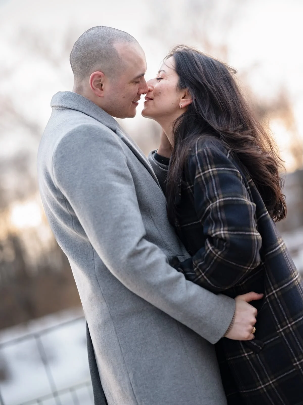 Abby &amp; Brad braved a cold &amp; windy late afternoon session by the water a few weeks ago to hang out with me and my lenses at the typically picturesque Parc Nature de l&rsquo;Ile de la visitation. 

To our dismay, the sky was drab, the trees wer