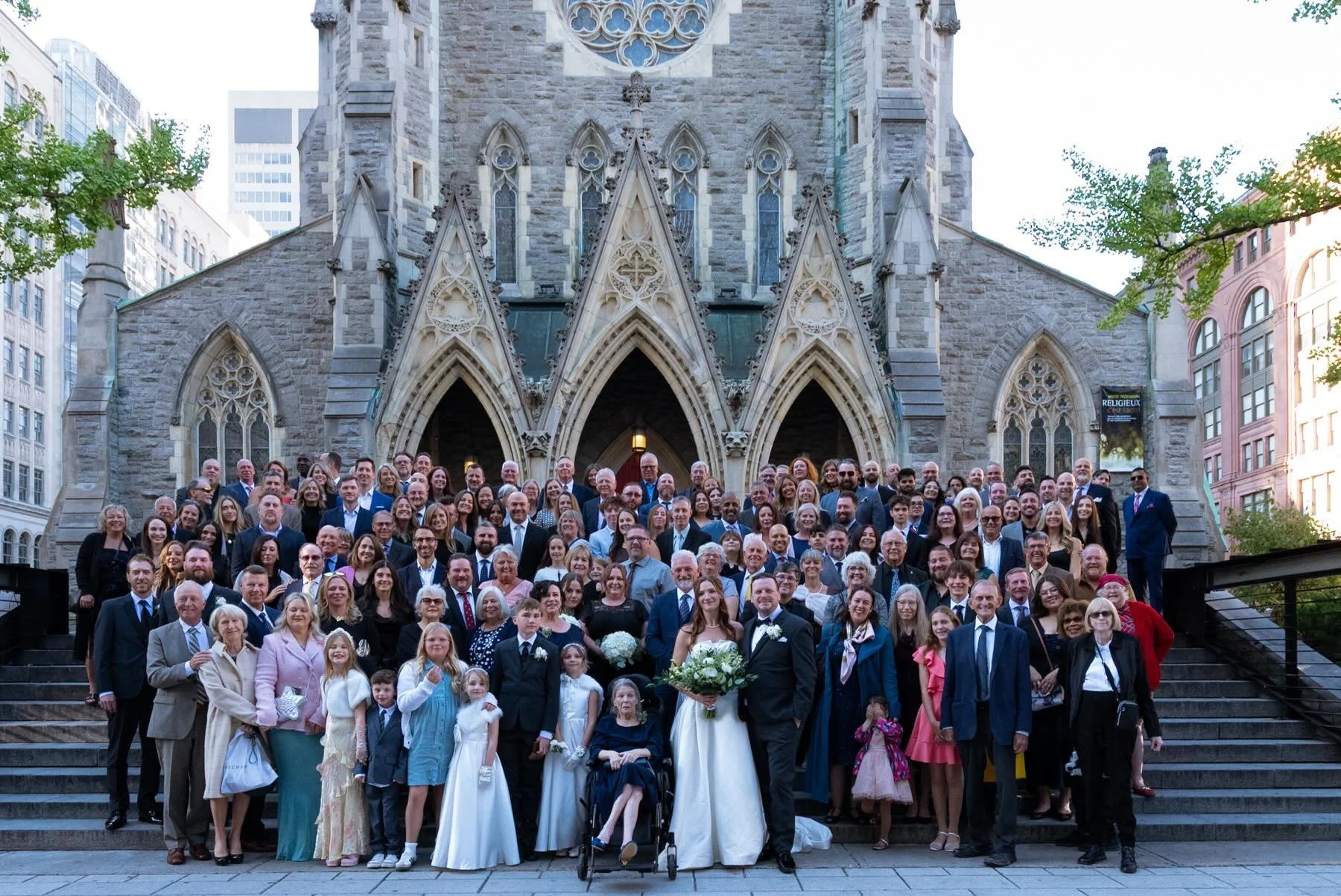 Here&rsquo;s to the time 180 wedding guests made a group photo happen on the church steps on a bustling Saturday afternoon in the heart of downtown Montreal in a matter of minutes! 

Bring me a whole group photo challenge and my wide lens and I will 