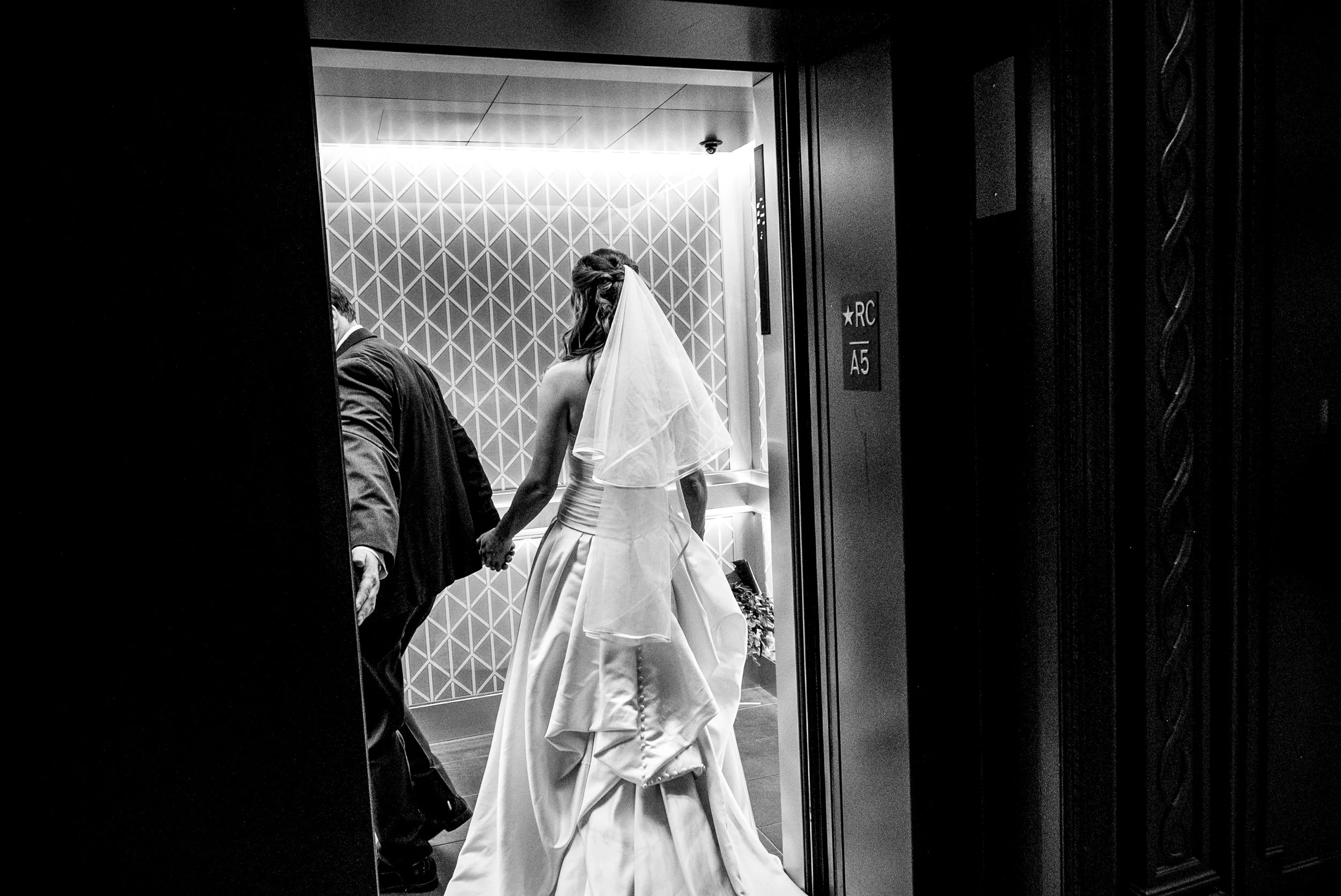 Le-9e-montreal-wedding-bride-groom-candid-Valerie-Rosen-photography
