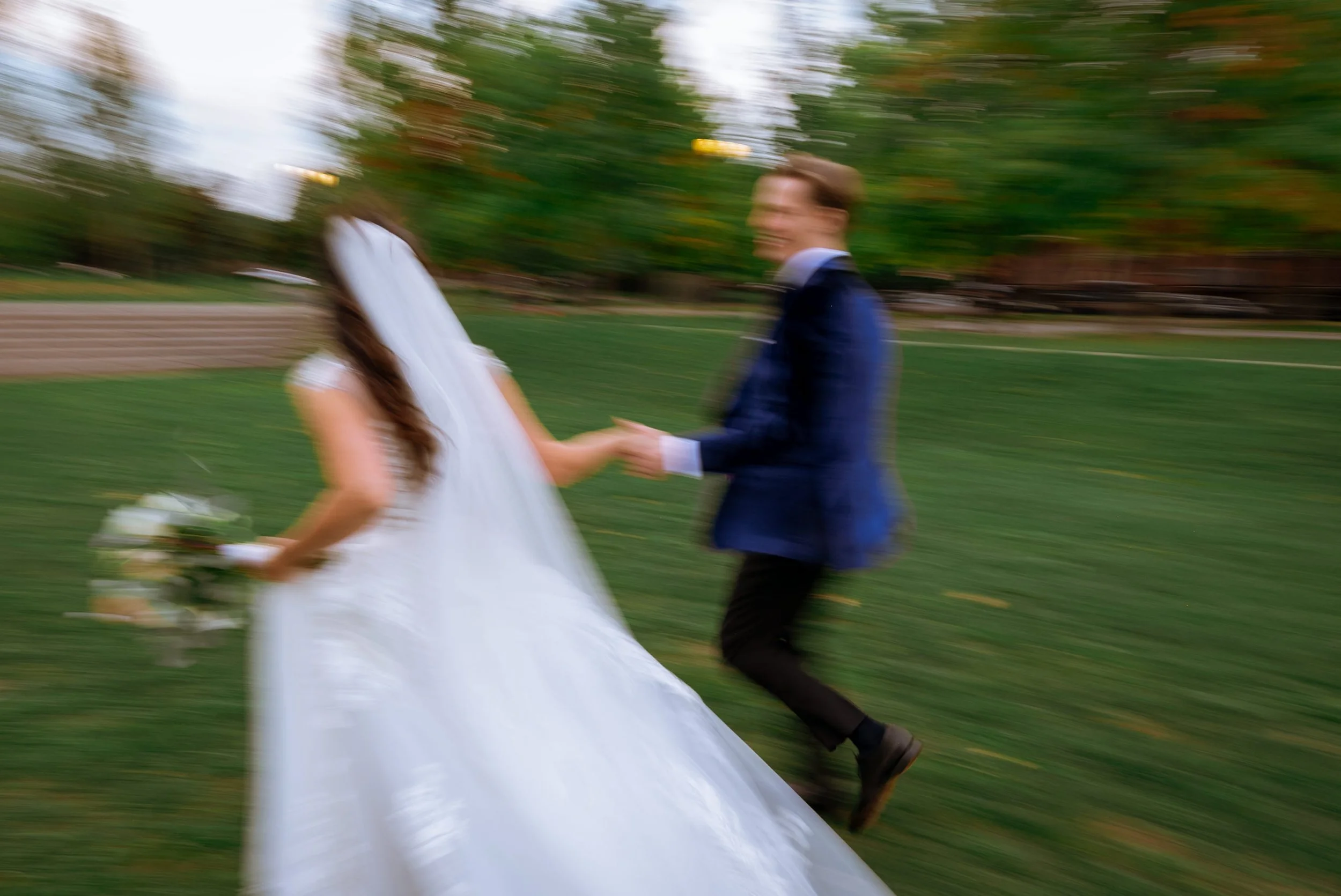 bride-and-groom-emotive-motion-blur-montreal-wedding-cabaret-lion-dor-valerie-rosen-photography