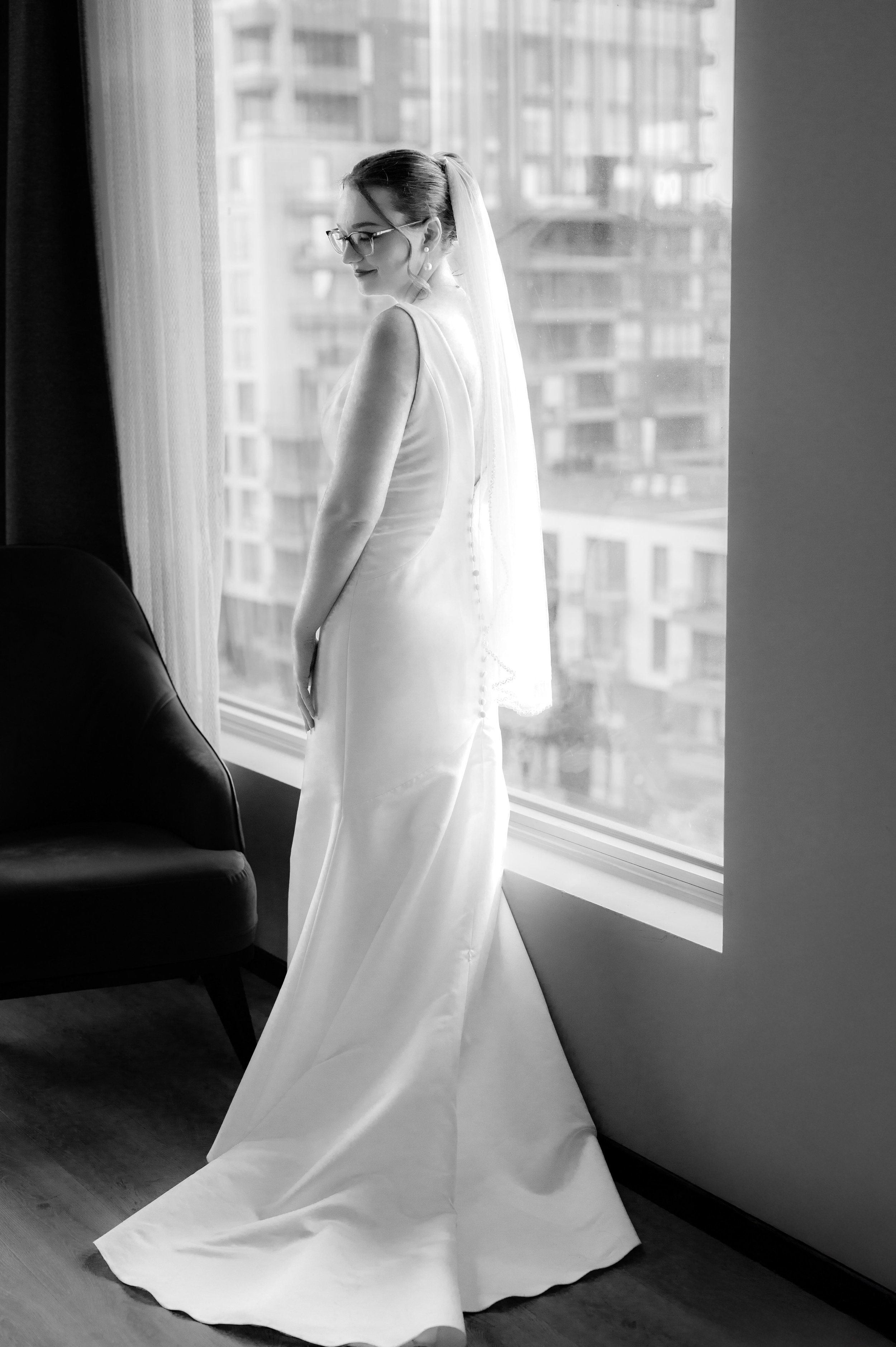 bride-portrait-hyatt-centric-hotel-montreal-wedding-black-and-white-valerie-rosen-photography