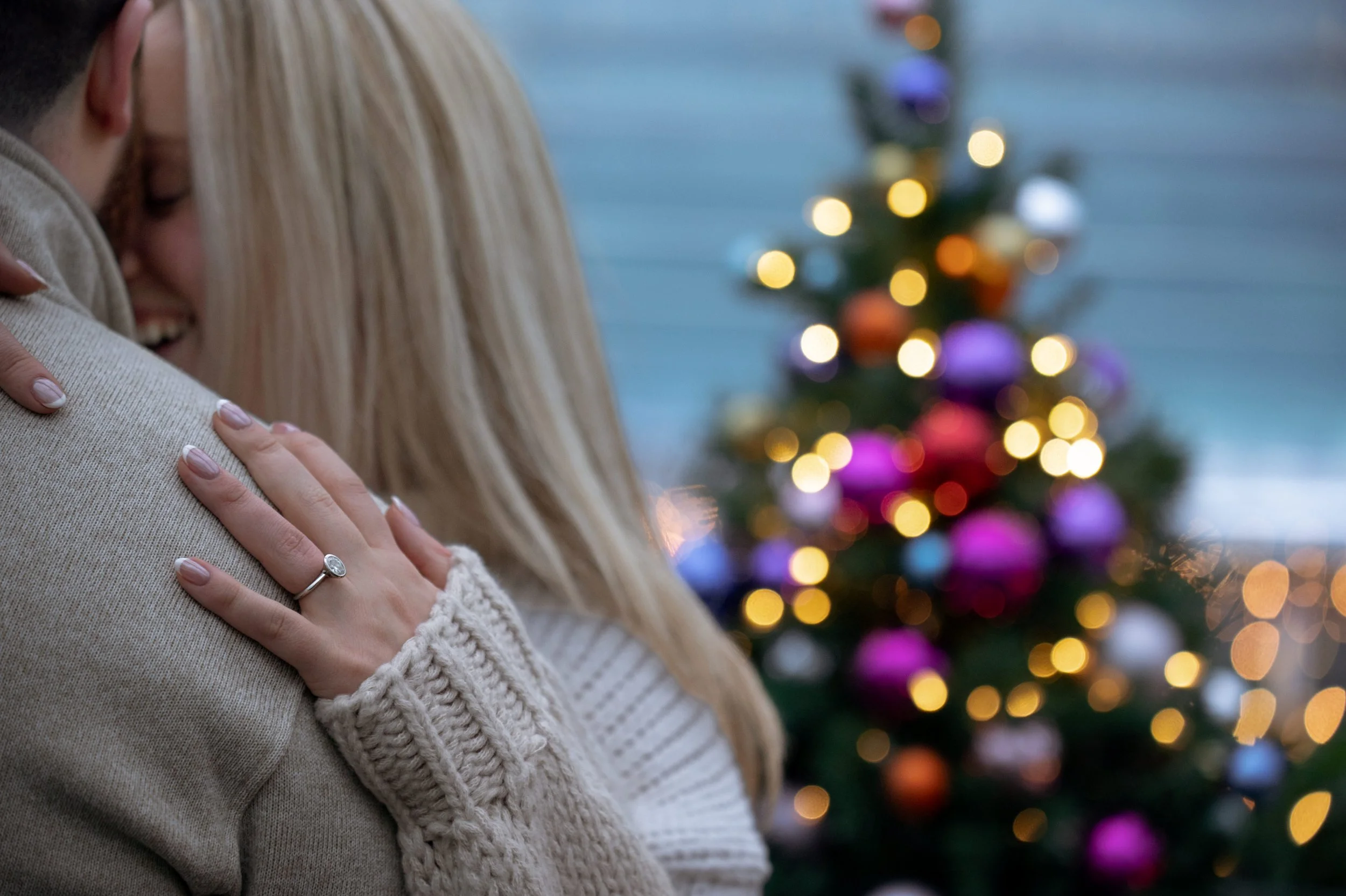 Christmas- engagement-photo-session-le-cathcart-downtown-montreal-ring-valerie-rosen-photography