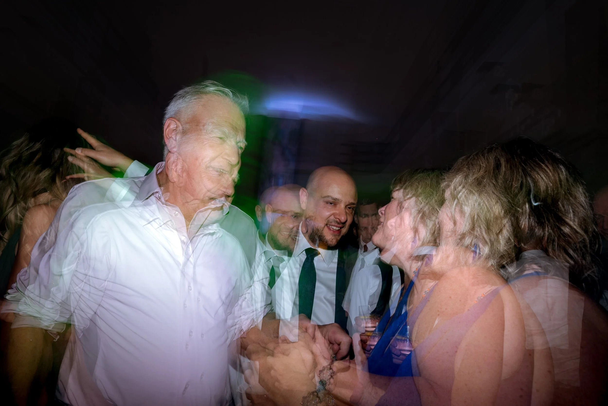 valerie-rosen-photography-montreal-wedding-le-9e-reception-guests-shutter-dragging