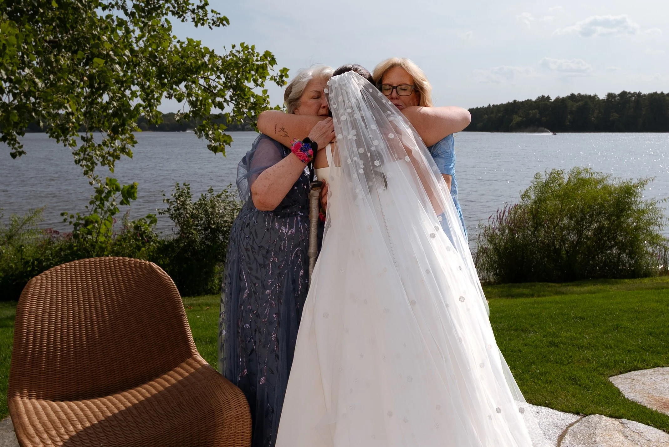 montreal-wedding-photographer-valerie-rosen-photography-bride-mothers-first-look-lakeside-wedding
