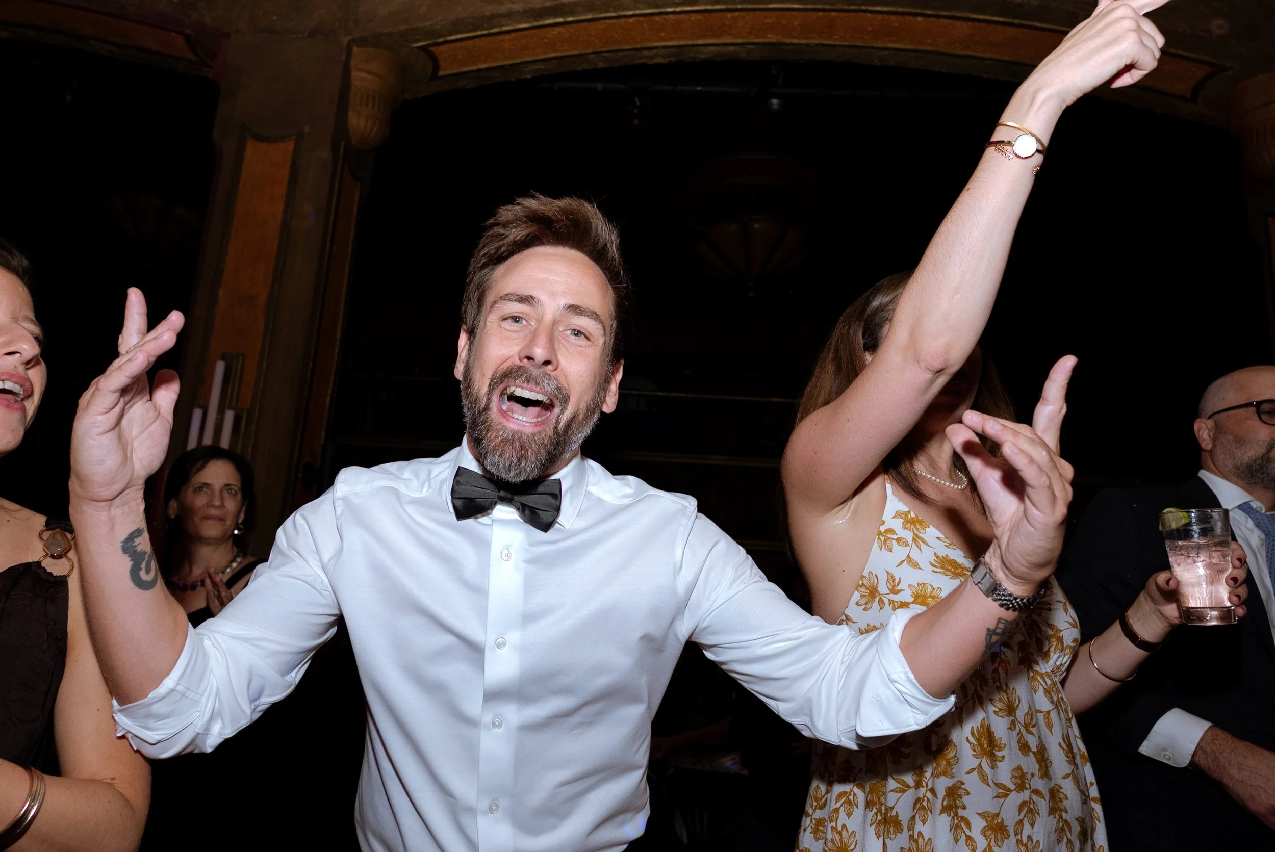 cabaret-lion-dor-montreal-wedding-reception-guest-valerie-rosen-photography