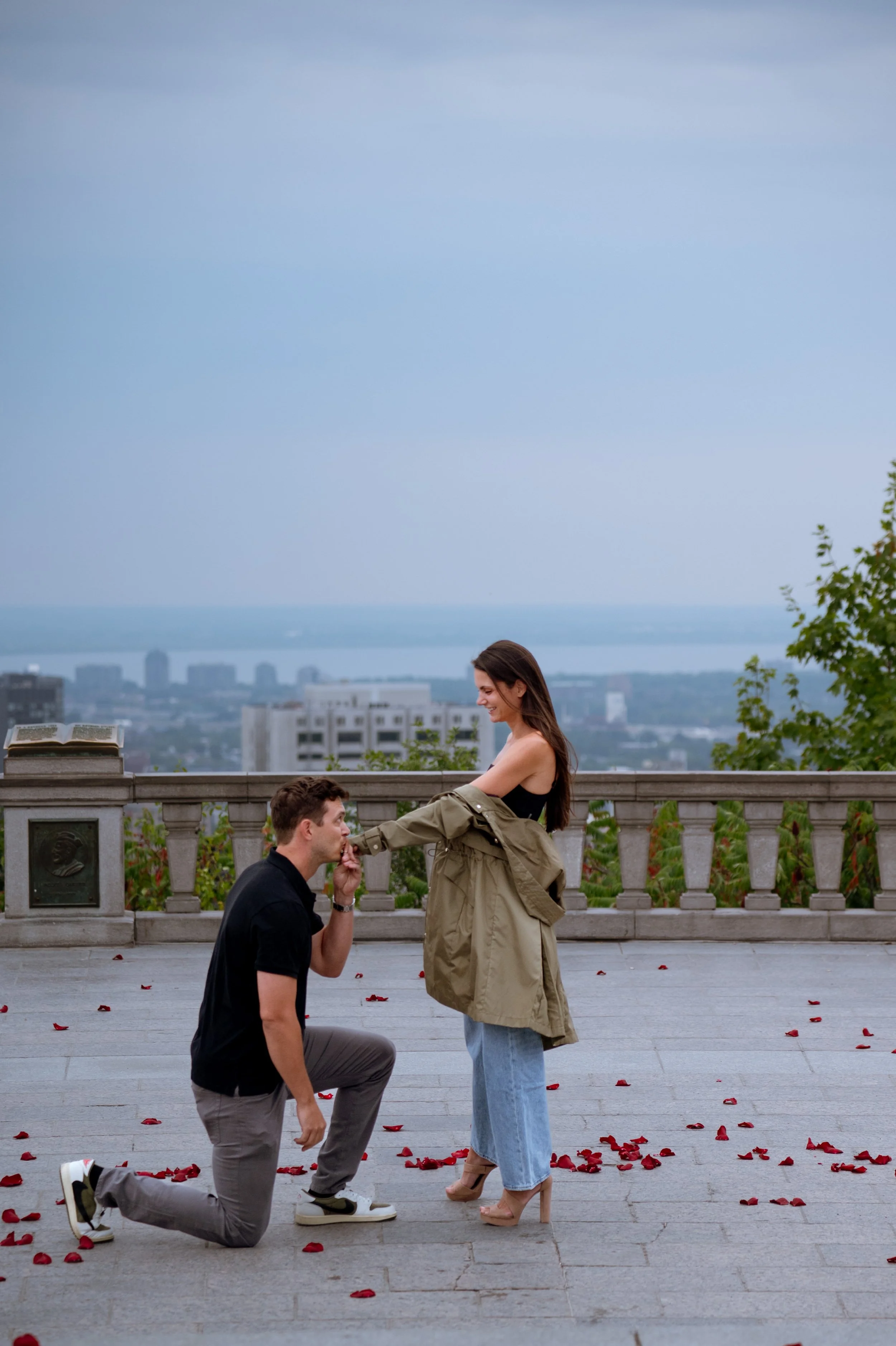 surprise-proposal-rose-petals-mont-royal-belvedere-valerie-rosen-photography