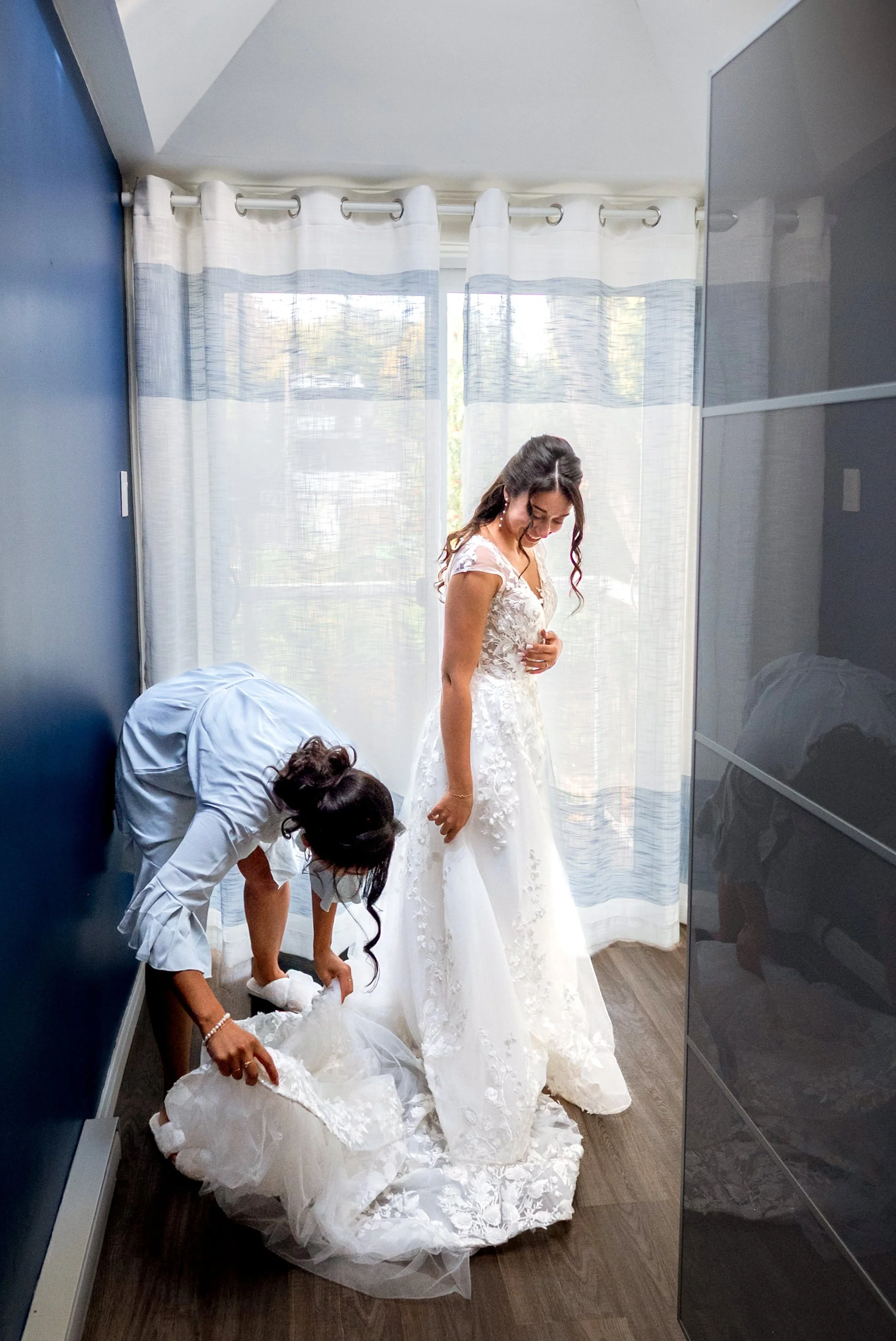 bride-getting-ready-montreal-wedding-photography-cabaret-lion-dor-valerie-rosen-photography