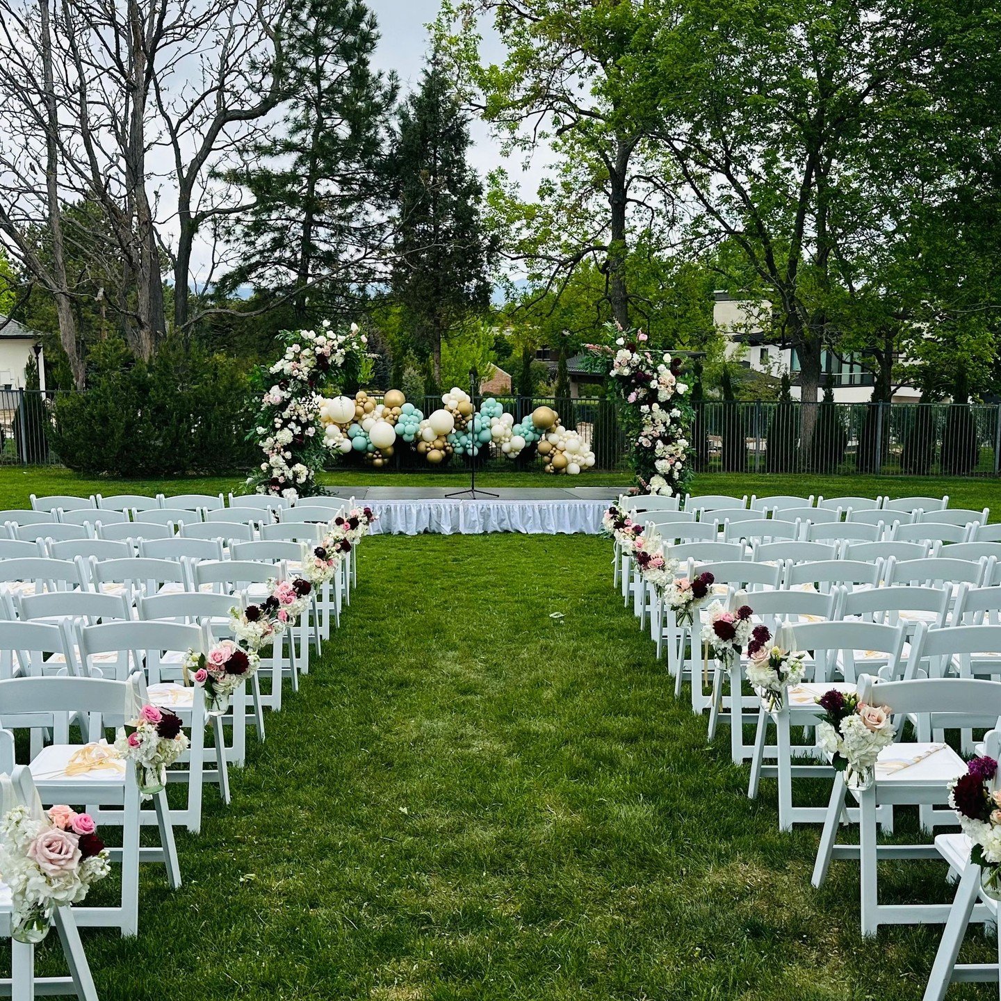 Yes, your ceremony includes mics 🎤🎤 See if you can spot our wireless handheld microphone on a stand in this pic 📸⁠
⁠
#bride #realwedding #weddingday #weddingdetails #coloradoweddings