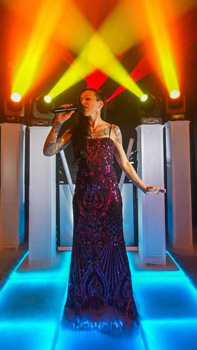 Amberdehn singing.jpg