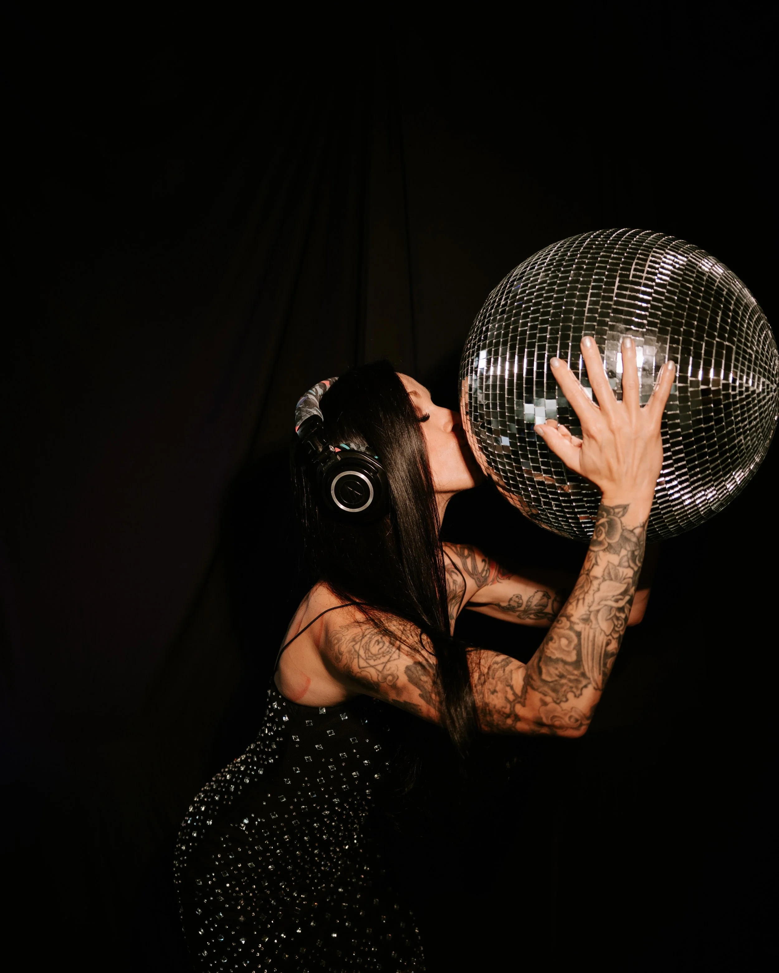🐝 Need plans for tonight? Join us for a FREE evening celebrating the people and pollinators that help our CO community thrive 🐝

Featuring a glow party set by our Resident DJ @amberdehn_music at 7pm!

explore:
🎻 Red carpet violin
🎪 Aerialists
🌼 
