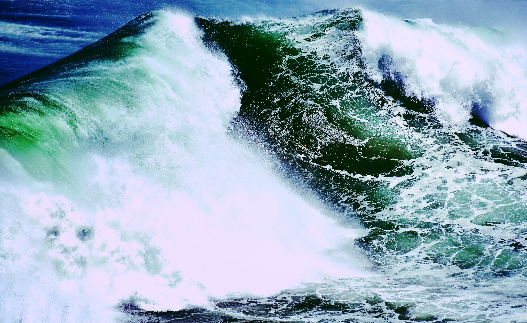 picfair-06224415-huge-wave-closing.jpg