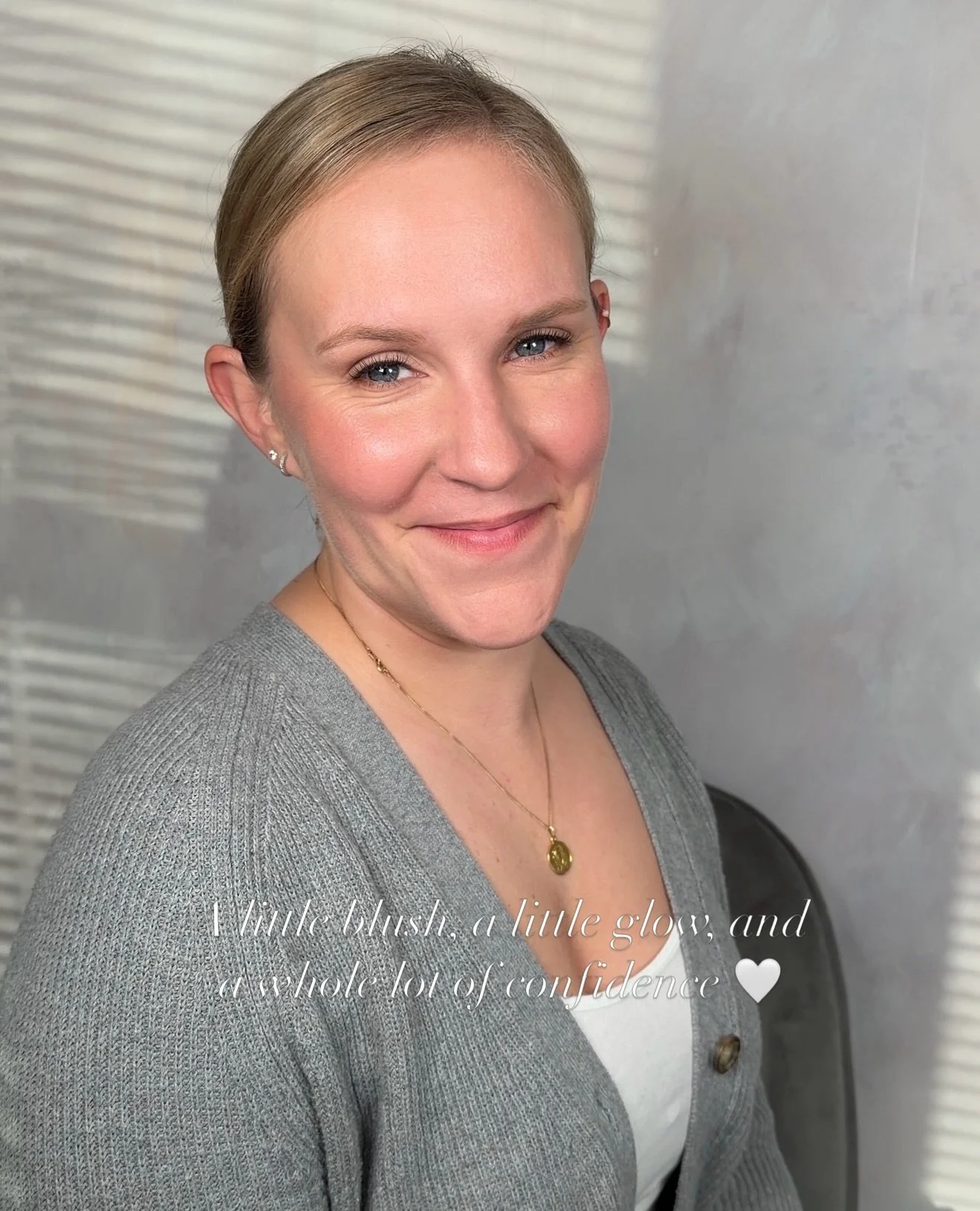 A soft glow and a subtle glam moment never goes out of style 
Fresh skin, fluffy lashes, and the prettiest natural finish 🤍

 #naturalmakeup #mysticmakeupartist #softmakeuplook #newportmakeupartist #newenglandmakeupartist