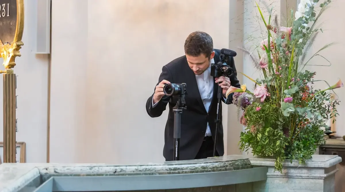 Videograf filmar vigsel i kyrka