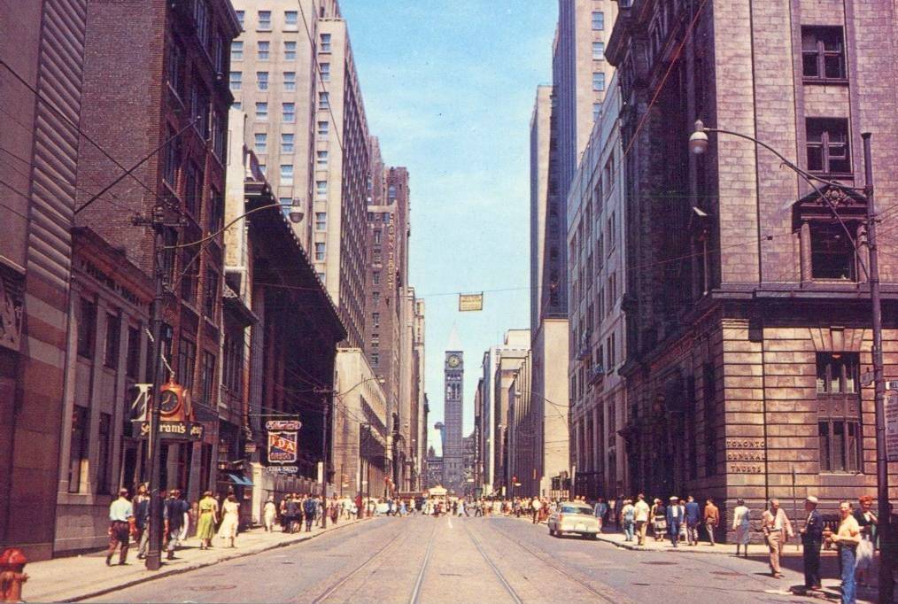 POSTCARD - TORONTO - BAY STREET - LOOKING NORTH - NOTE SEAGRAM'S - IDA DRUGS - FIRE HYDRANT - 1950s.jpg