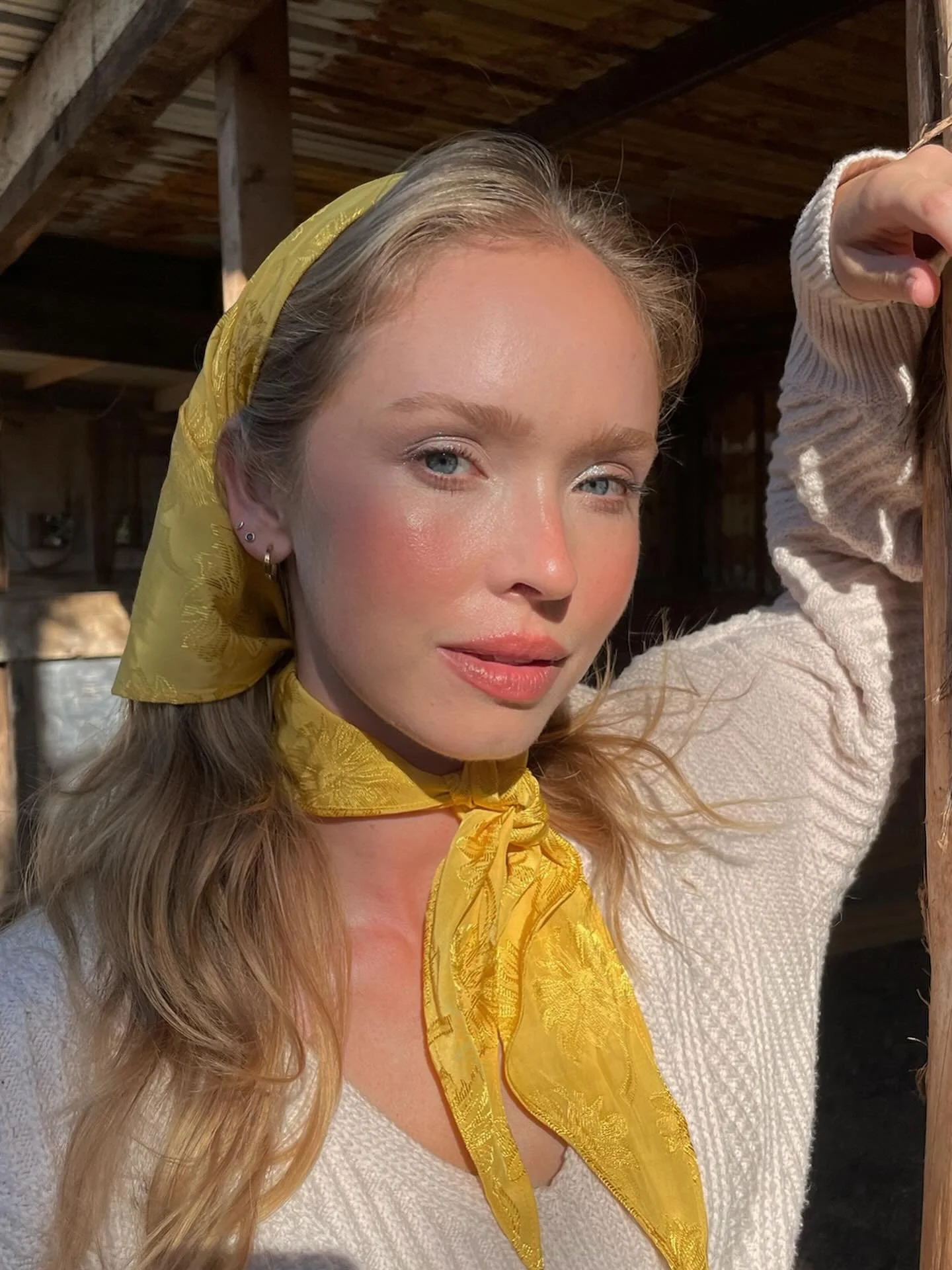 Some iPhone shots from a bright & early morning of lived in hair & makeup looks + a touch of glitter 💫 the best way to start the day with @emmambartlett & @katiejamesonphoto