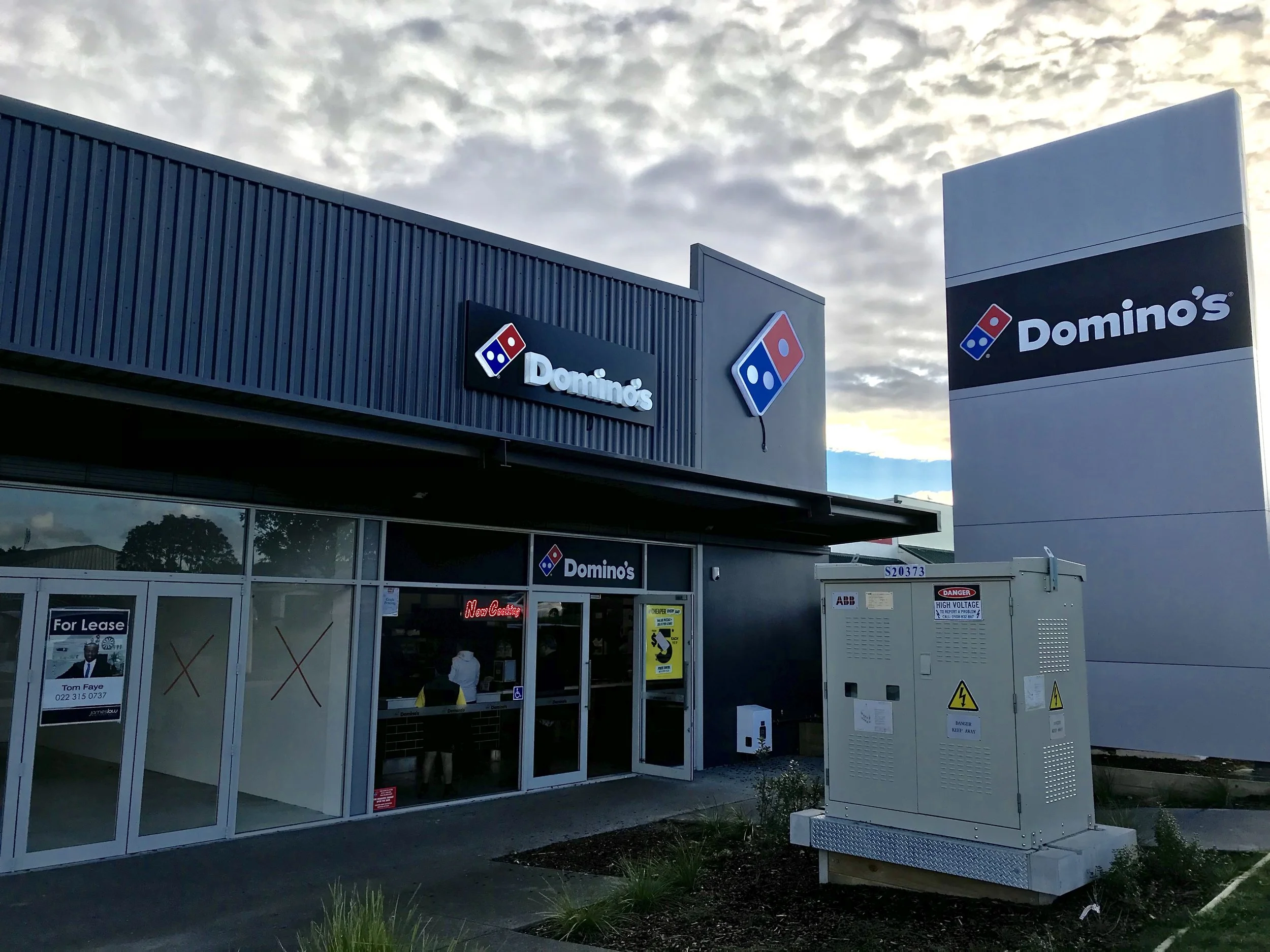 DOMINO'S.jpg