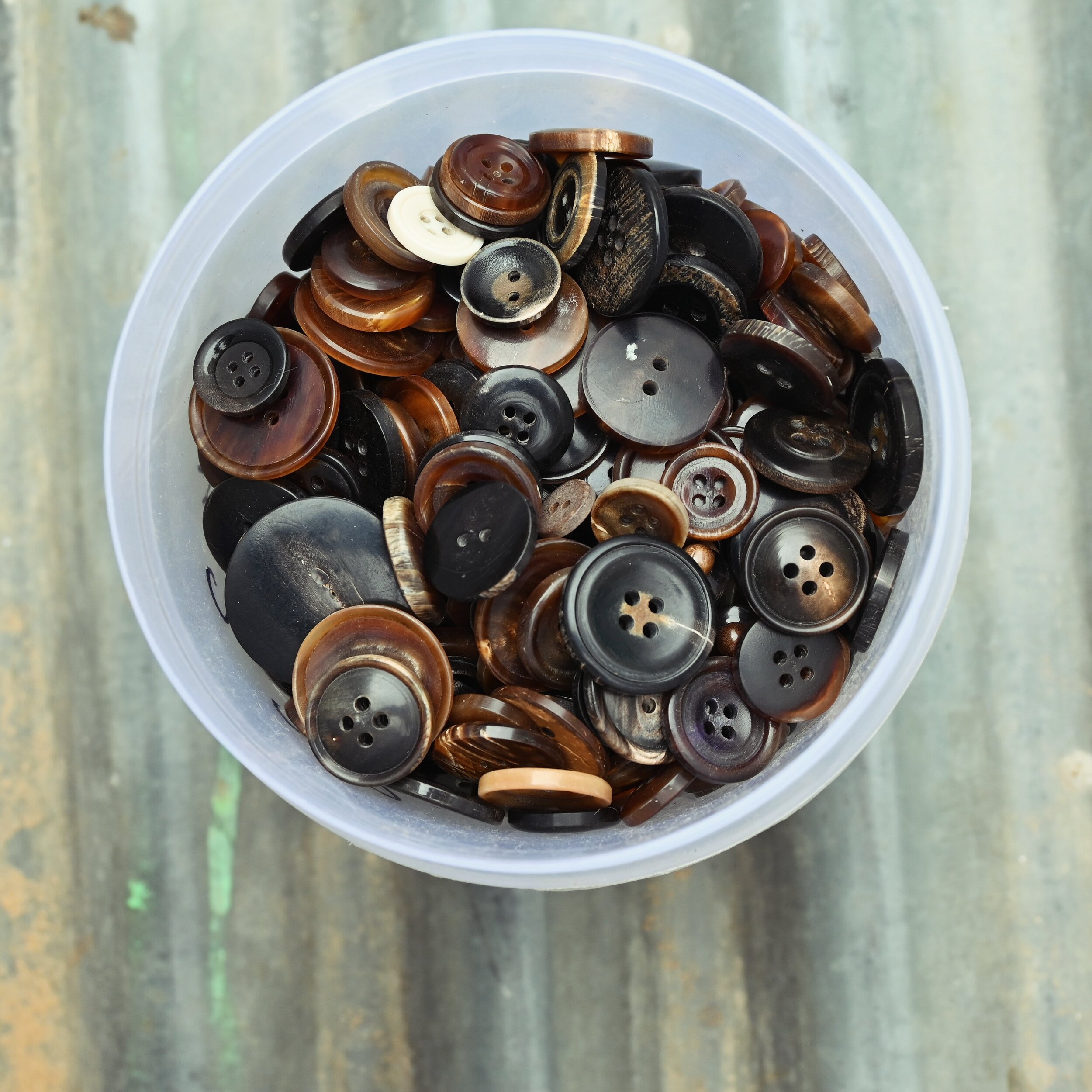 Hand-turned buffalo horn buttons from Chairu 

@sustafy @jaipurcraftsfestival @greige.co #wearthejourney #globalsouth #holochain #dWeb #Web3 #blockchain  #SDGs #Web3forWeavers  #Web3forIndia