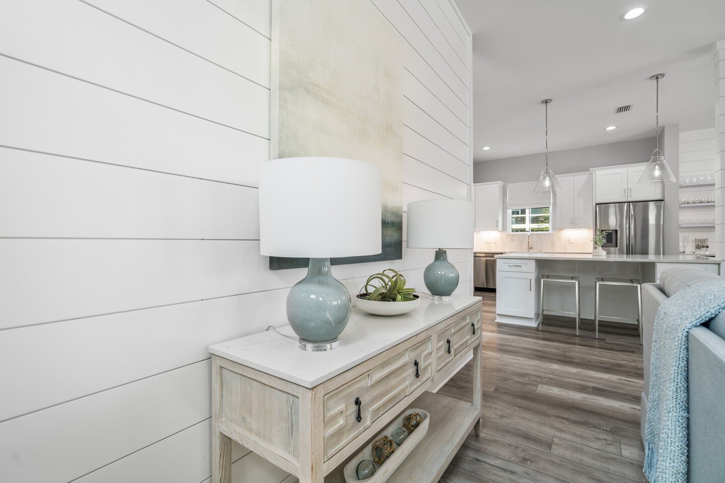 Bringing warmth and modern-coastal colors to #TheBlueJewel property and it's gorgeous, grand white walls💛 Mixing various colors and decoration styles on a wall like this can totally refresh your space &amp; brighten the place up a bit. Check out how