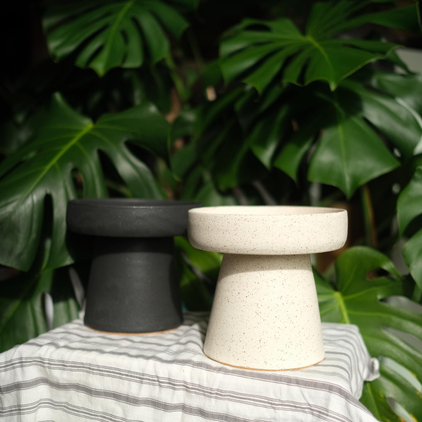 Made 2 sculptural pieces for a plant mom, to match her matte planters from awhile ago 💚 What would you call this shape? Pedestal? Cake stand with edges? 🤩

#potterymaking #陶瓷 #handmadeceramics #手作 #minimalisthome #makers #陶藝 #陶芸 #etsyshop #potteryd