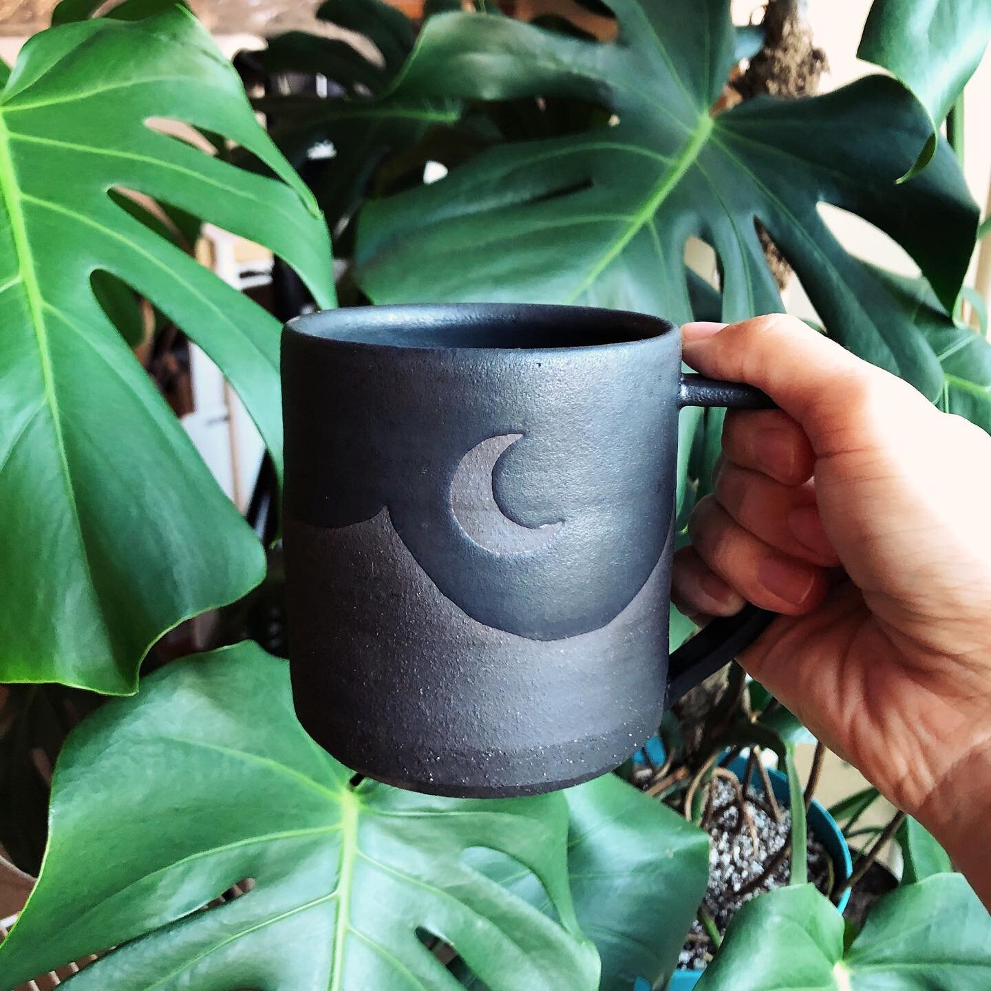 I&rsquo;m always looking for ways to keep part of the clay unglazed, this turns out better than I thought, just in time for spooky season! 4 will be on our Etsy shop mini update, going live 9am PDT tomorrow 🌜🖤

#mugshotmonday #spookyseason👻 #black