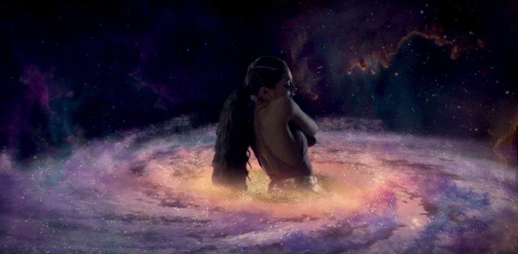 Prenons par exemple le nouveau titre d’Ariana Grande “ God is a Woman ”. Dans ses paroles, elle affirme plus ou moins que Dieu est une femme. Son intention, comme beaucoup d’autres artistes telle que Beyonce (qui incarne le rôle d’icône féministe aujourd'hui) est d’encourager la femme à s’affirmer en la mettant sur un piédestal, ce qui est tout à fait respectable. Malheureusement, le message qu'Ariana Grande essaie de faire passer sonne faux et est rempli de haine, d’amertume et de négativité, notamment lorsqu’elle affirme dans sa chanson: “And I will strike down upon thee with great vengeance and furious anger, those who attempt to poison and destroy my sisters. And you will know my name is the Lord when I lay my vengeance upon you.” Ce qui signifie: “Je mettrai à genoux et exercerai ma grande vengeance avec fureur sur tous Ceux qui tenteront d’empoisonner et de détruire mes soeurs. Et Vous saurez que je suis le Seigneur lorsque j’exercerai sur Vous ma vengeance.” Elle s’adresse ici aux hommes. Comment peut-on à la fois se dire “féministe”, se prétendre être pour l'égalité entre la femme et l'homme tout en se positionnant au dessus de lui, en se comportant soit même comme un soit-disant “homme” et en le menaçant “au nom de Dieu/Déesse”?! Quelle absurdité… Il y a quelque chose de louche là-dessous. L'extrait précédemment cité est un extrait tiré et modifié d’un passage de la Bible. Il se trouve dans l’ancien testament dans un chapitre du livre d’ Ezéchiel 25:17 : “ J'exercerai sur eux de grandes vengeances, En les châtiant avec fureur. Et ils sauront que je suis l'Eternel, Quand j'exercerai sur eux ma vengeance.” A ce moment précis du clip musical, elle tient entre ses mains un marteau qui correspondrait selon moi à Thor, le Dieu du Tonnerre dans la mythologie germanique. Heureux hasard (ou bien?) dans cette légende, la mère de Thor s’appelait Lord (qui signifie La Terre); on peut donc également supposer que lorsqu’elle affirme que son nom est le Seigneur (the Lord), elle insinuerait également qu’elle est la Mère Terre (Mère terrestre) tout en prenant pour référence un extrait dans l’ancien testament de la Bible (dans laquelle Dieu est le Père Céleste).